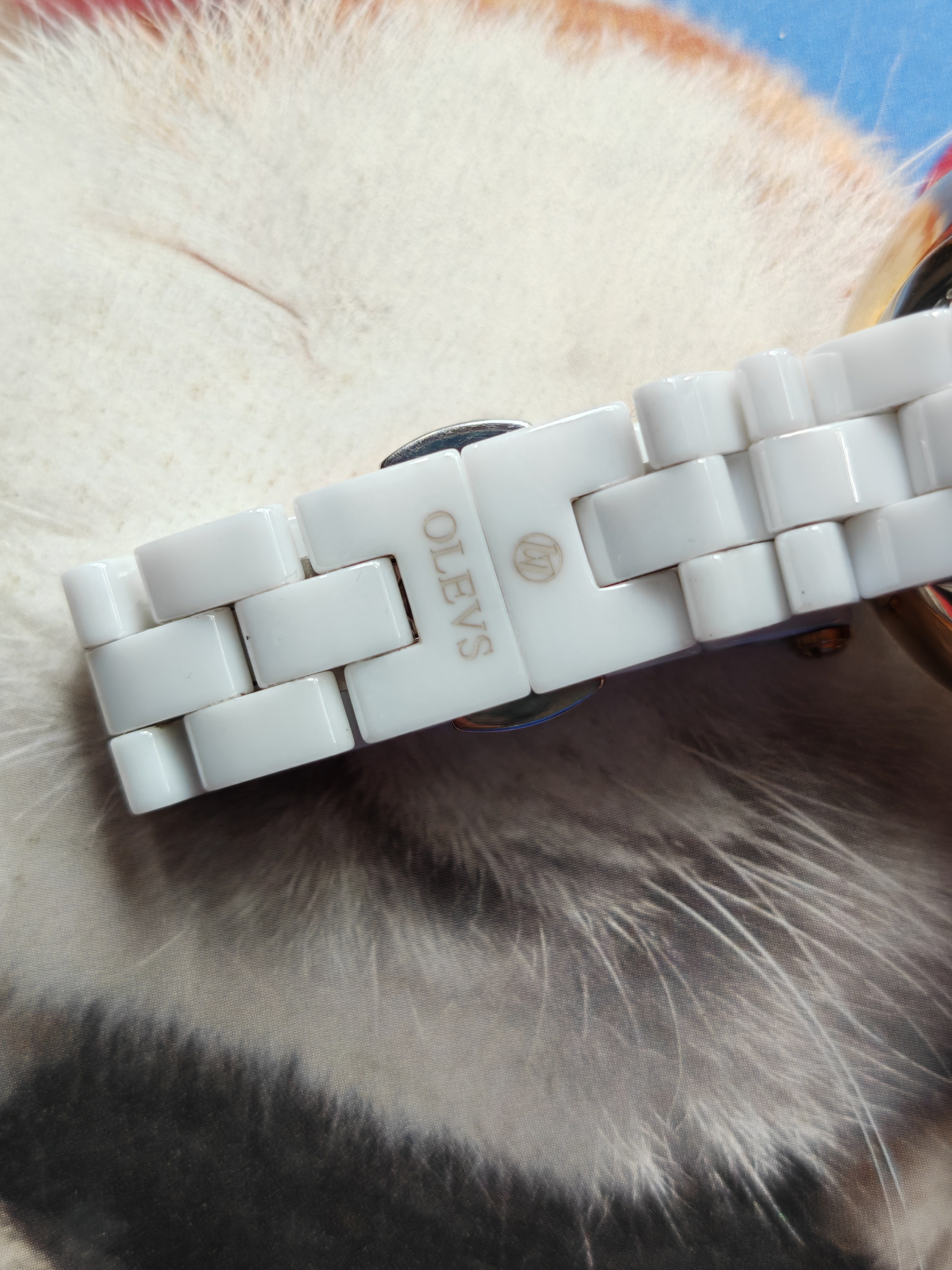 国产olevs女款石英表,造型时尚,陶瓷表带,瑞士石英机芯,走时正常稳定