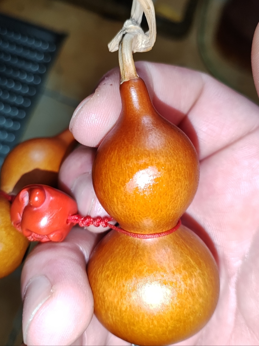 "葫芦,一个黄色的长条形,绿色的叶子相衬,仿佛是自然界的礼物.