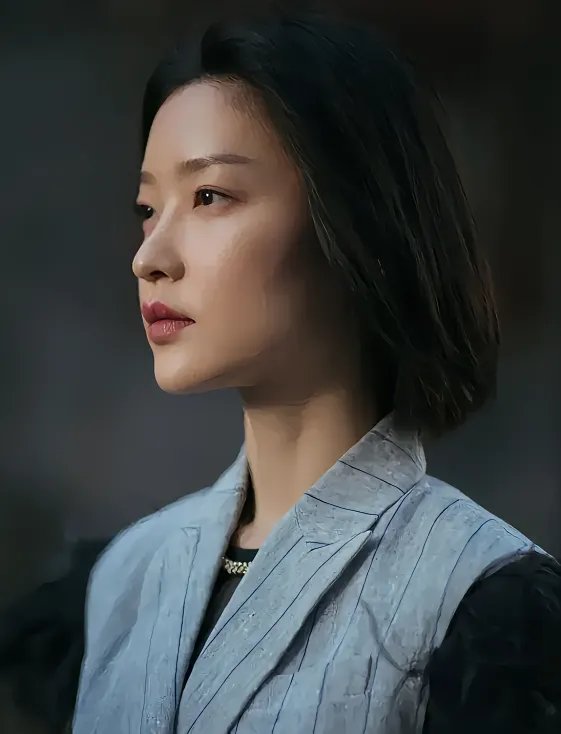 超模杜鹃,在繁华都市中扮演着宝总的初恋女友,她是公共汽车的售票员