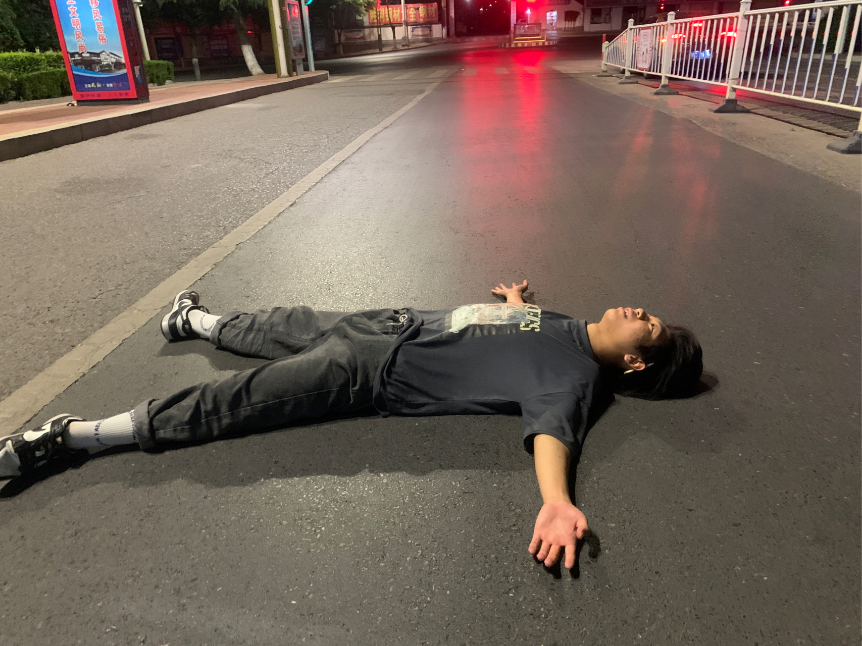 男子深夜醉酒躺卧在马路上,好心人劝阻,惨遭碰瓷,下一秒见了阎王爷