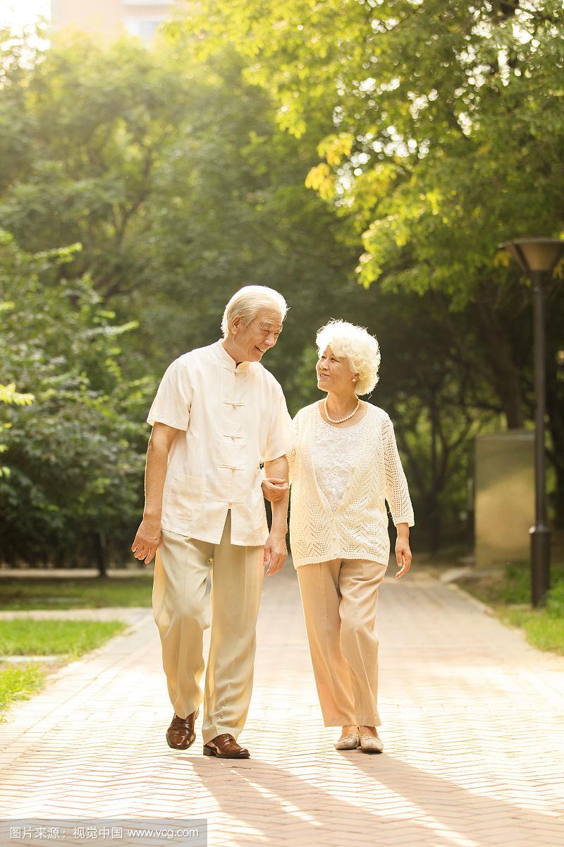 老两口老了,活也干不动了,养个儿子又不争气.