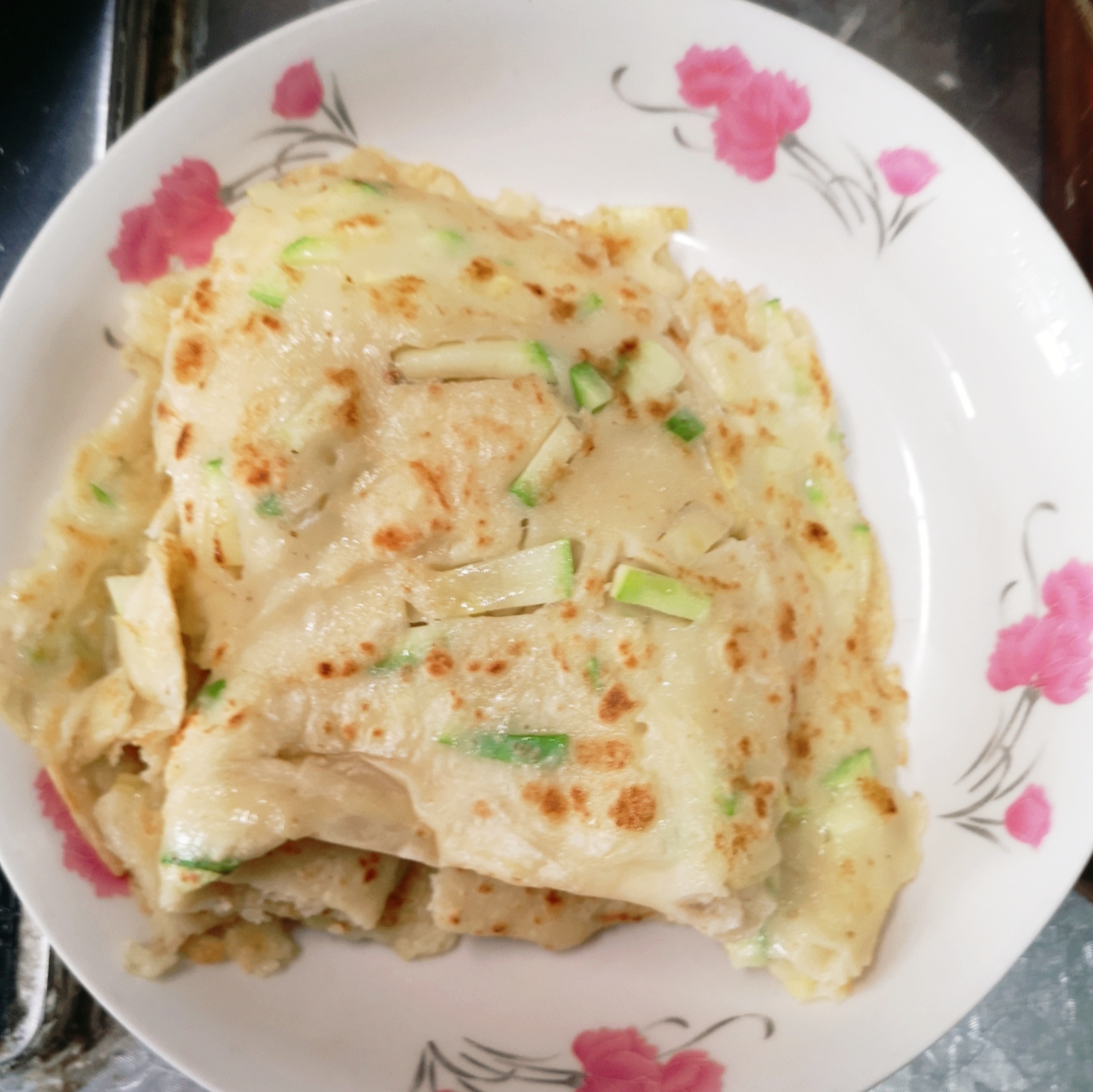 今天中午的小煎饼,做法分享大家: 1.西葫芦擦丝或切小丁,擦丝更好吃.