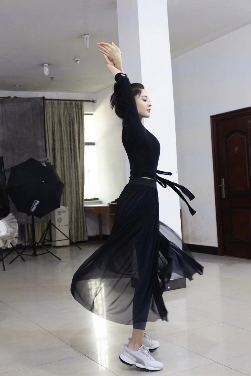 古力娜扎芭蕾舞舞姿翩翩,好身材一览无余#梵蜜琳贵妇膏