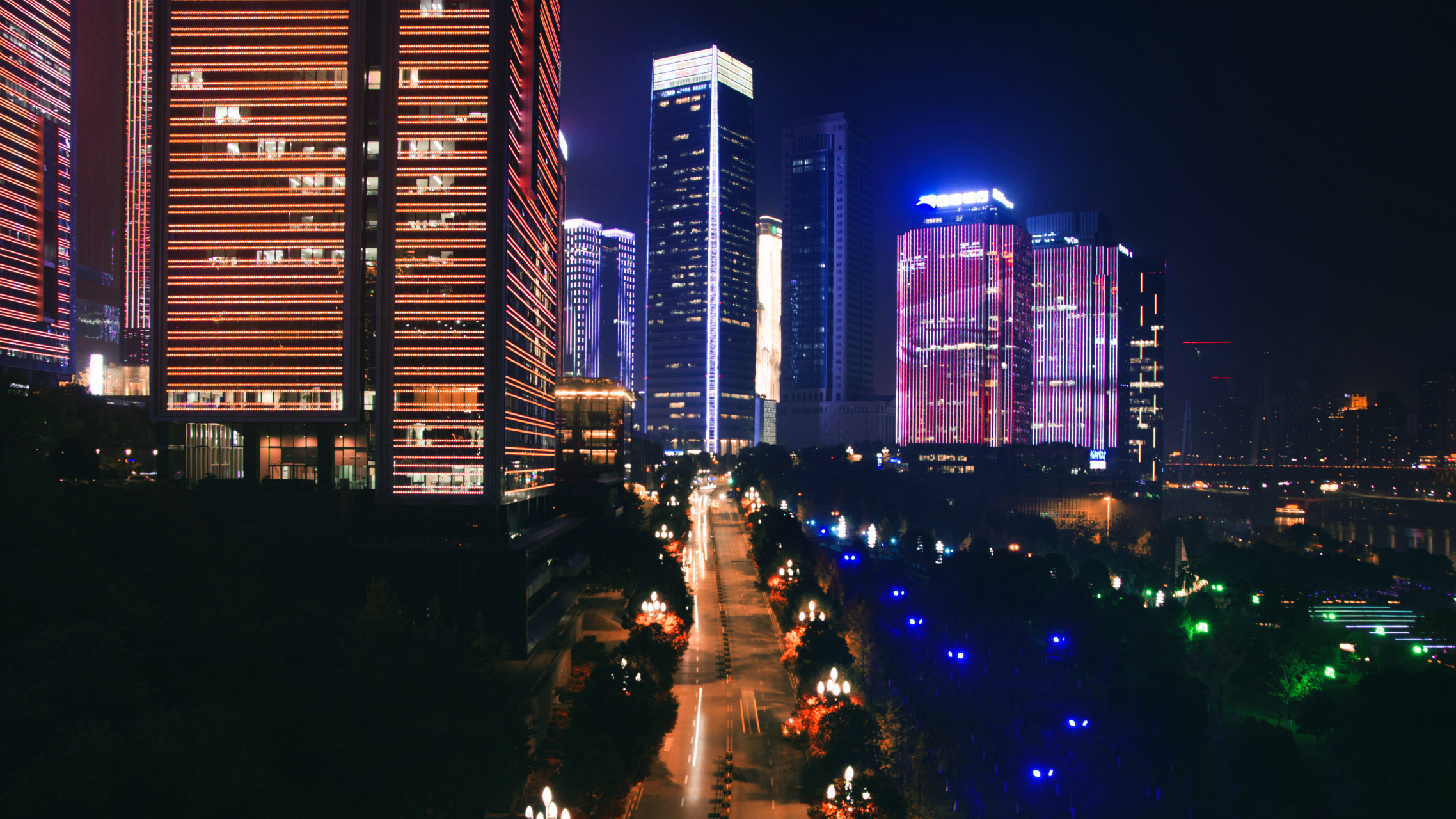 78重庆江北嘴,夜晚的城市总是让我感到无比的魅力和繁华.