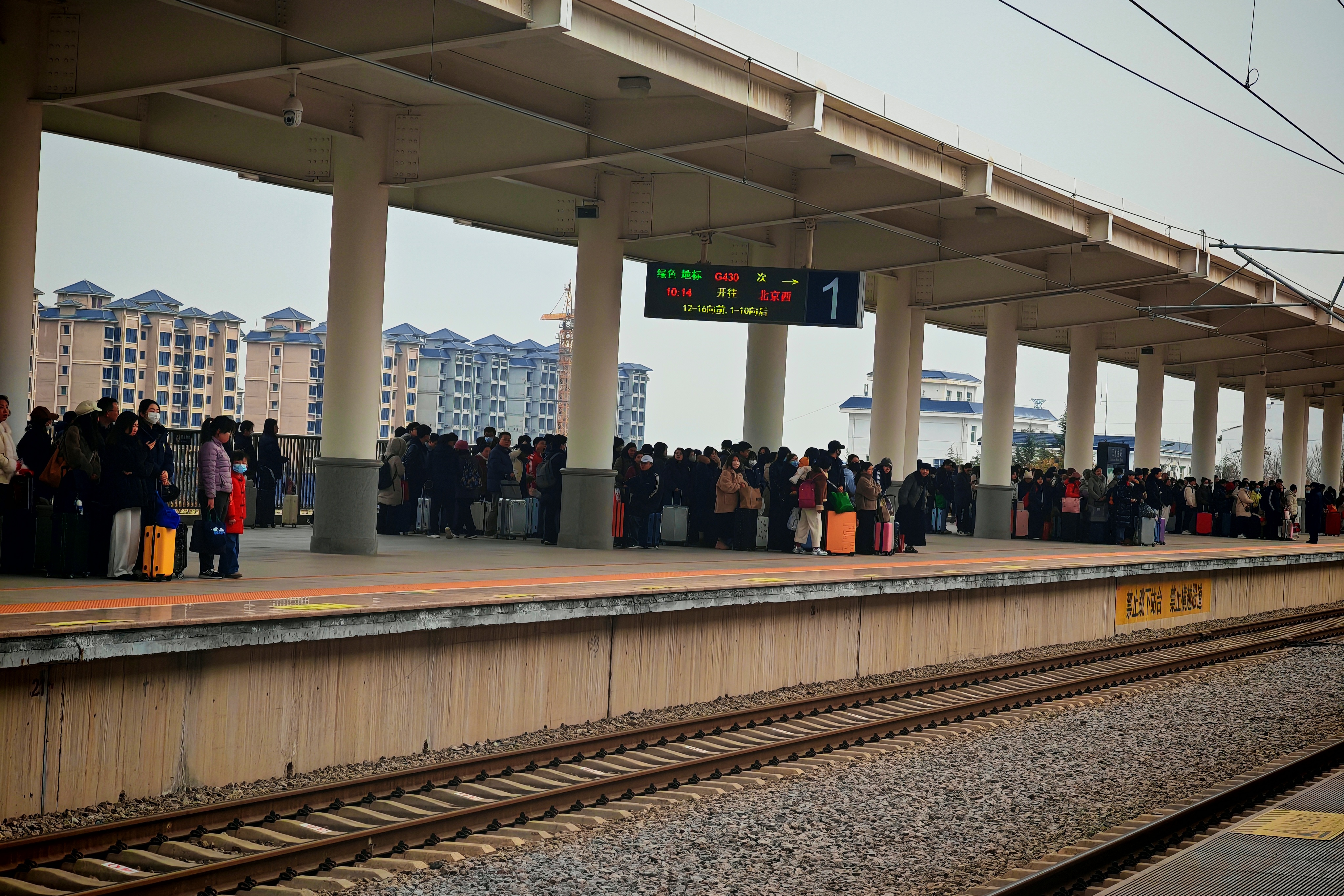 从甘肃到新疆,不管是坐火车还是开车,都比去其他地方方便多了,路上