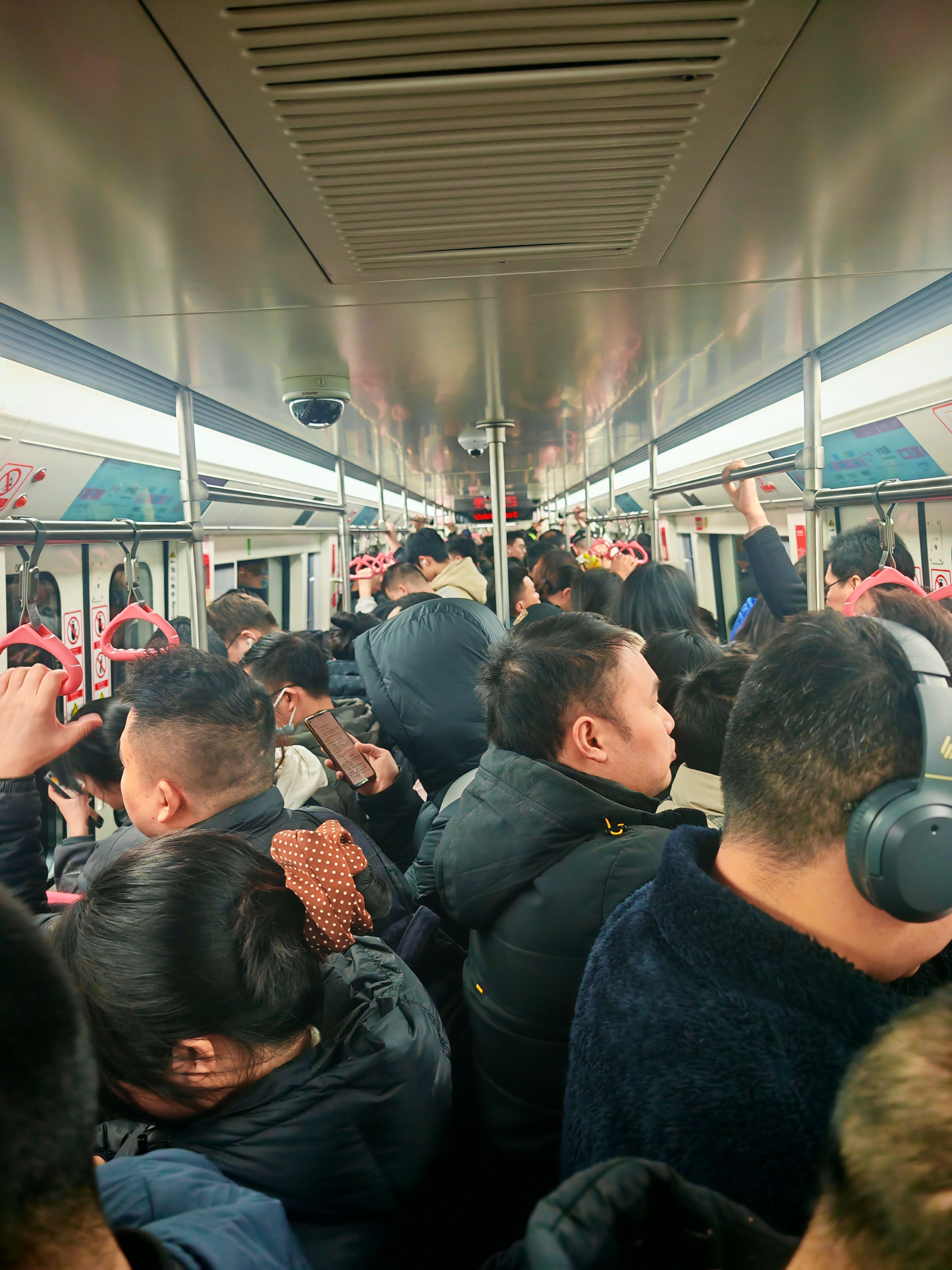 4万人次,最高的不再是三号线,而是地铁六号线,昨天六号线客流量90