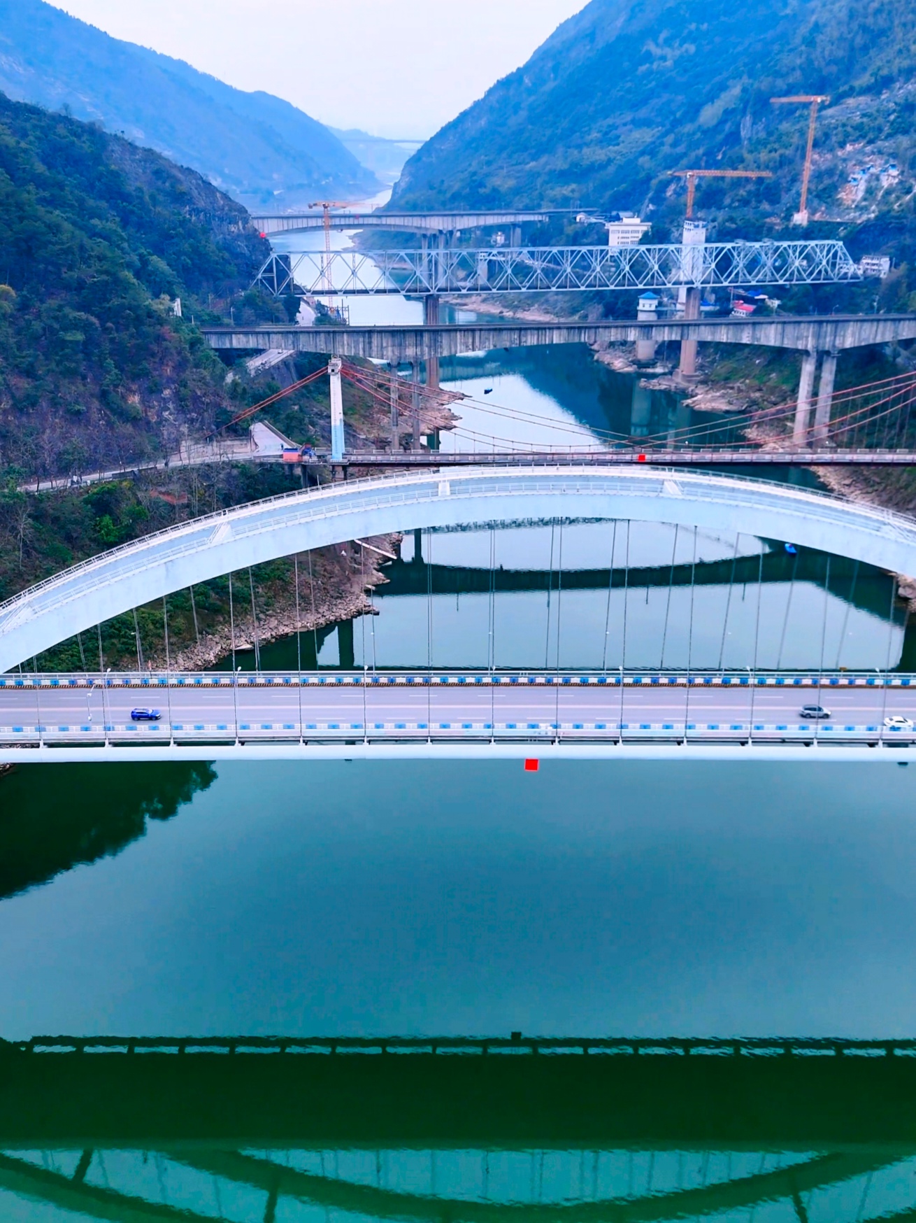 公园广场那一片基本上完工了,有很多的人在这里溜
