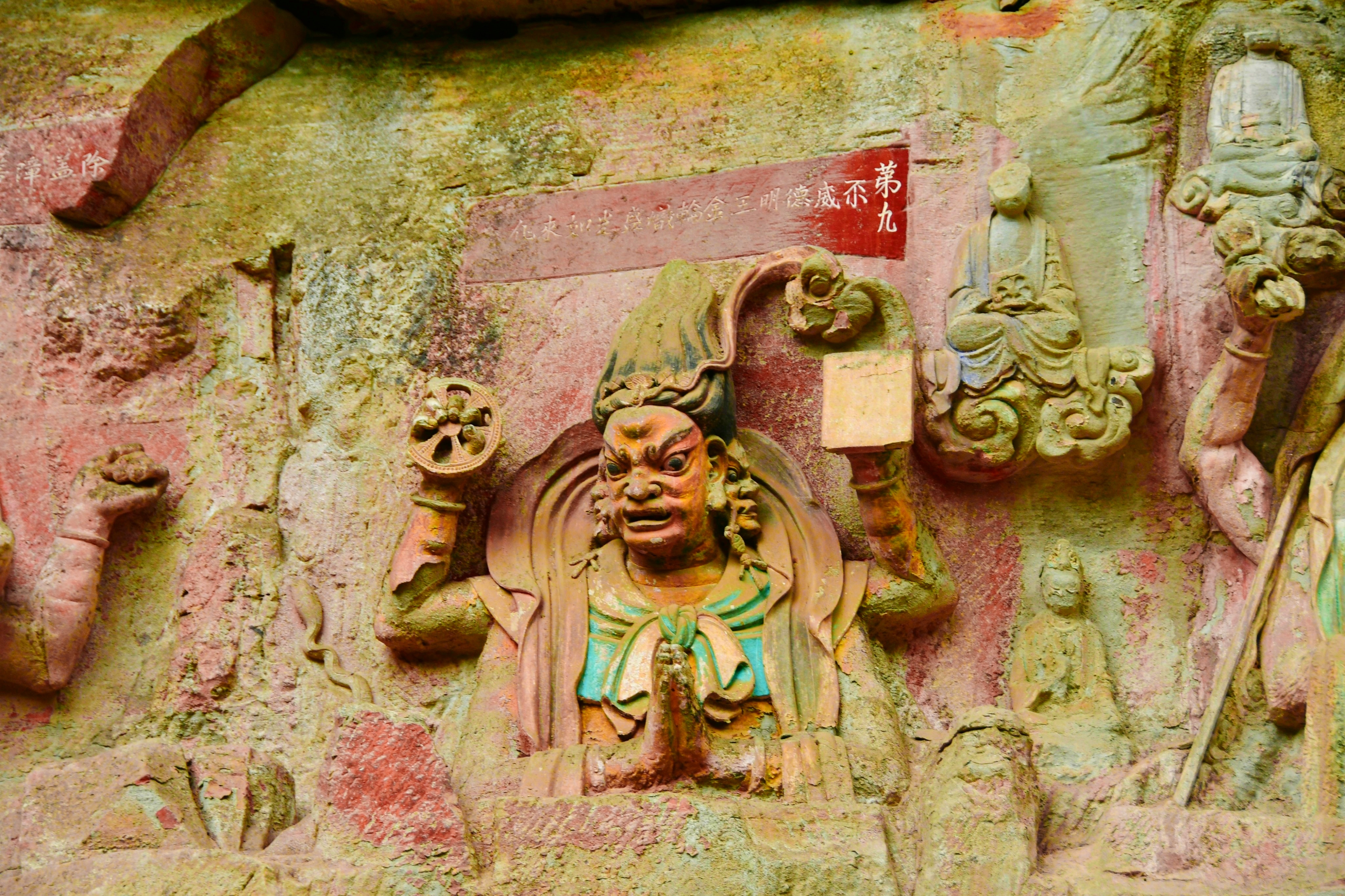 重庆的旅游景点,大致可以分为两类,都市人文和自然风