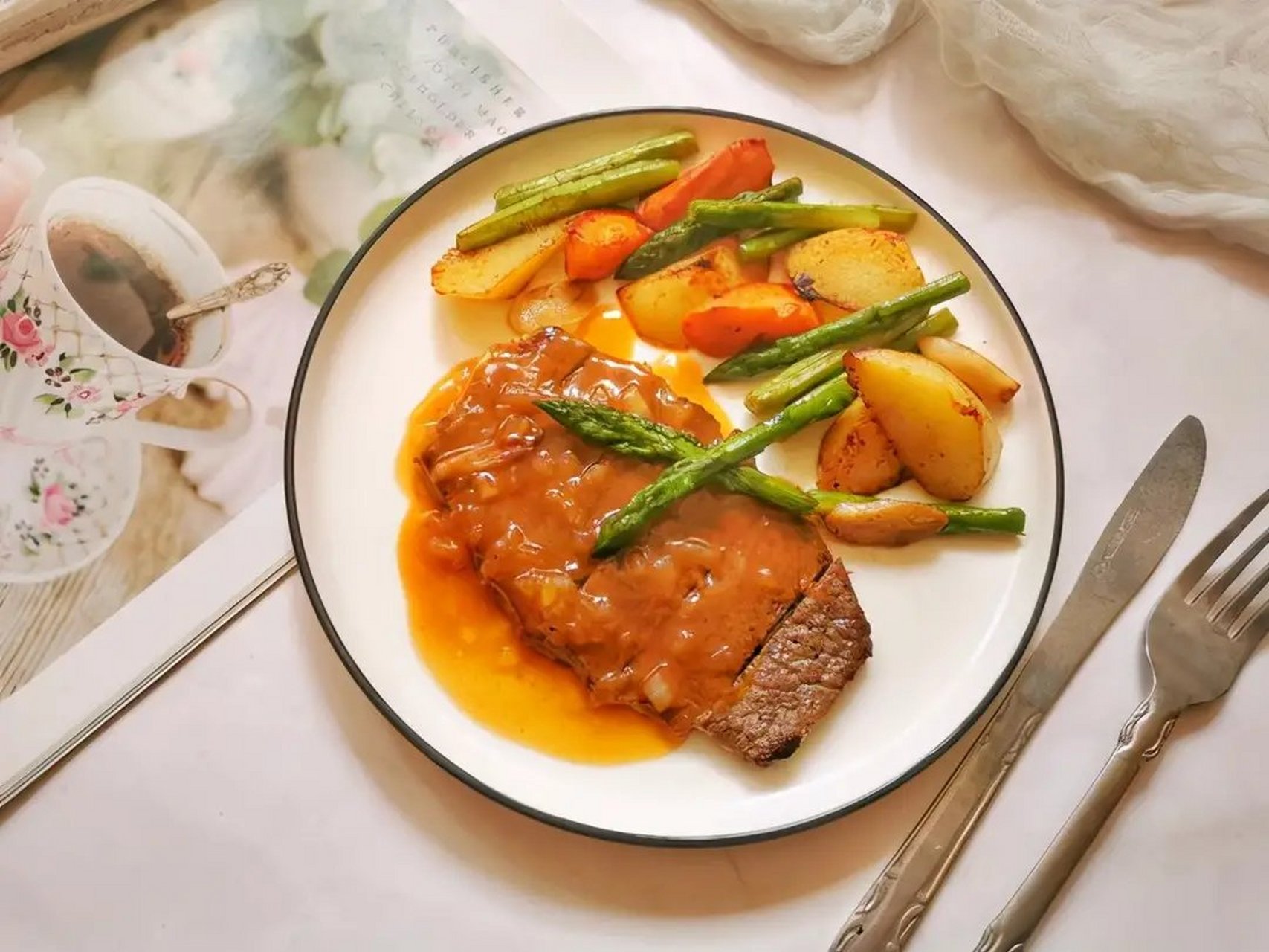 【自制儿童牛排】  主要食材:牛里脊肉3块,黄油15克,黑胡椒粉1茶匙,盐