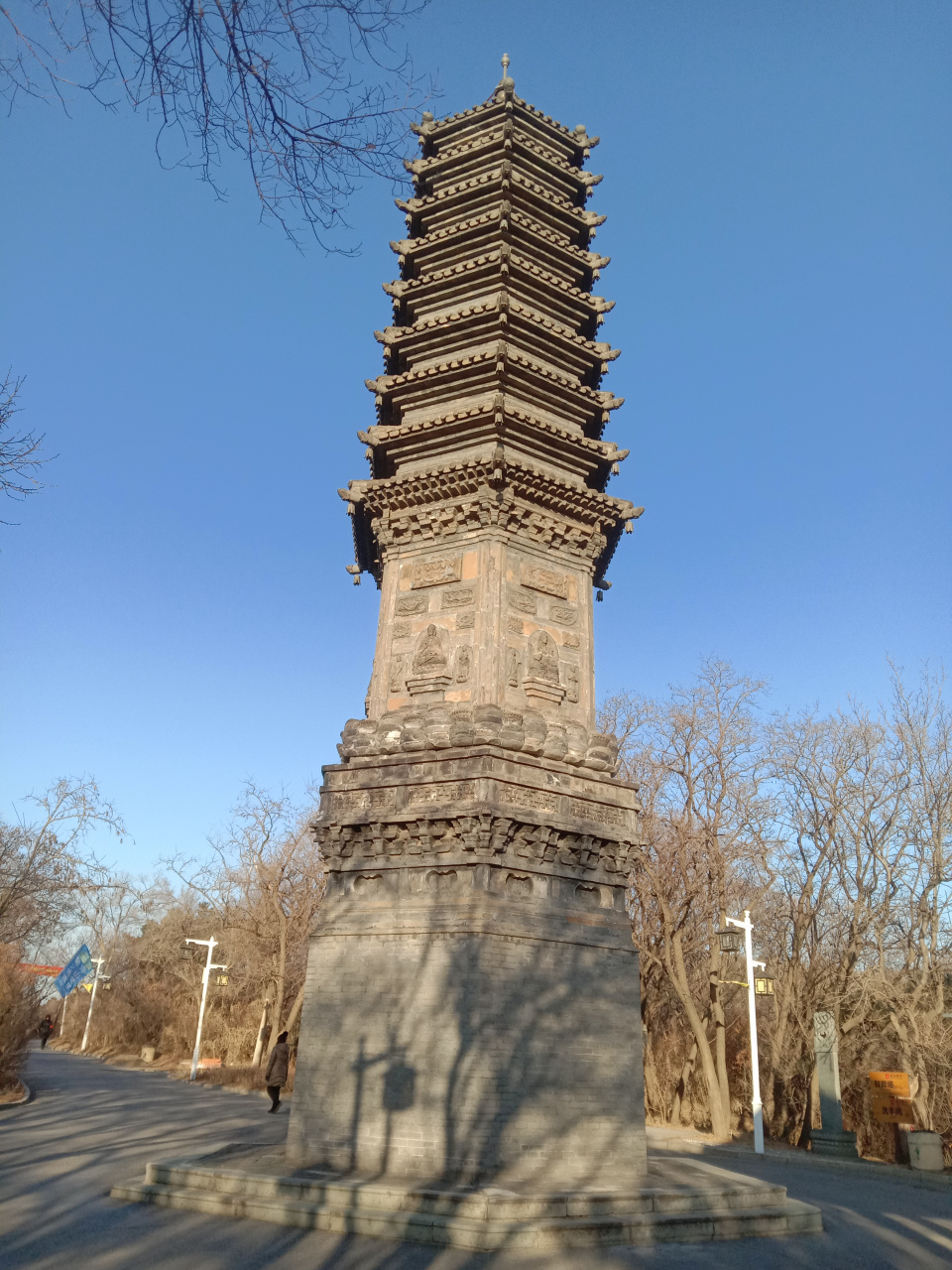 驻跸塔:位于龙首山南,海拔112.
