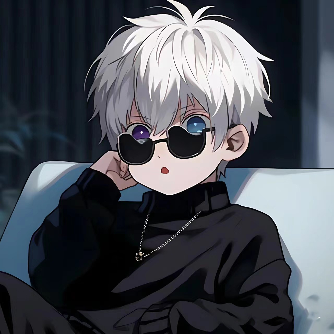 动漫男生头像  夜色如墨,半月悬空,城市轮廓在远处模糊,仿佛梦境中的