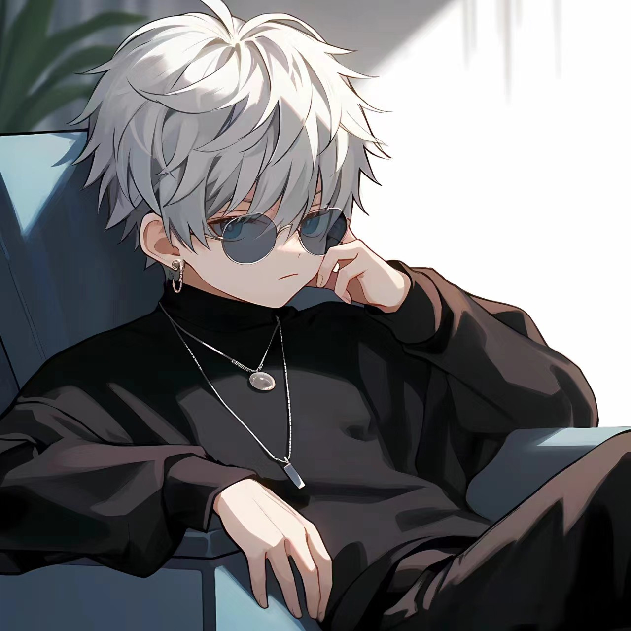 动漫男生头像  夜色如墨,半月悬空,城市轮廓在远处模糊,仿佛梦境中的