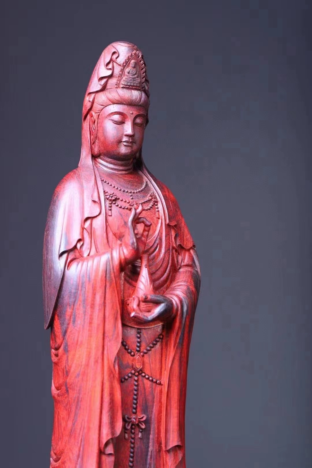 底座上的莲花图案,仿佛诉说着古老的佛教故事.