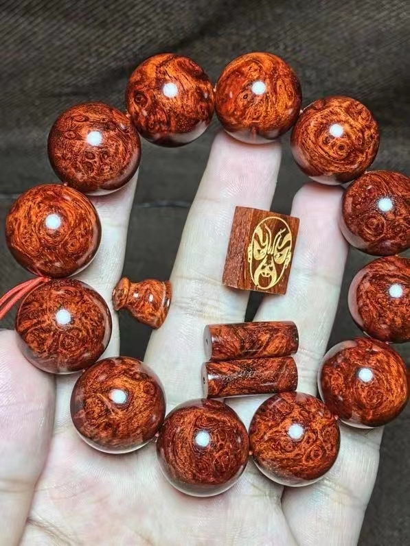 新入手的红木手串,古色古香,爱不释手