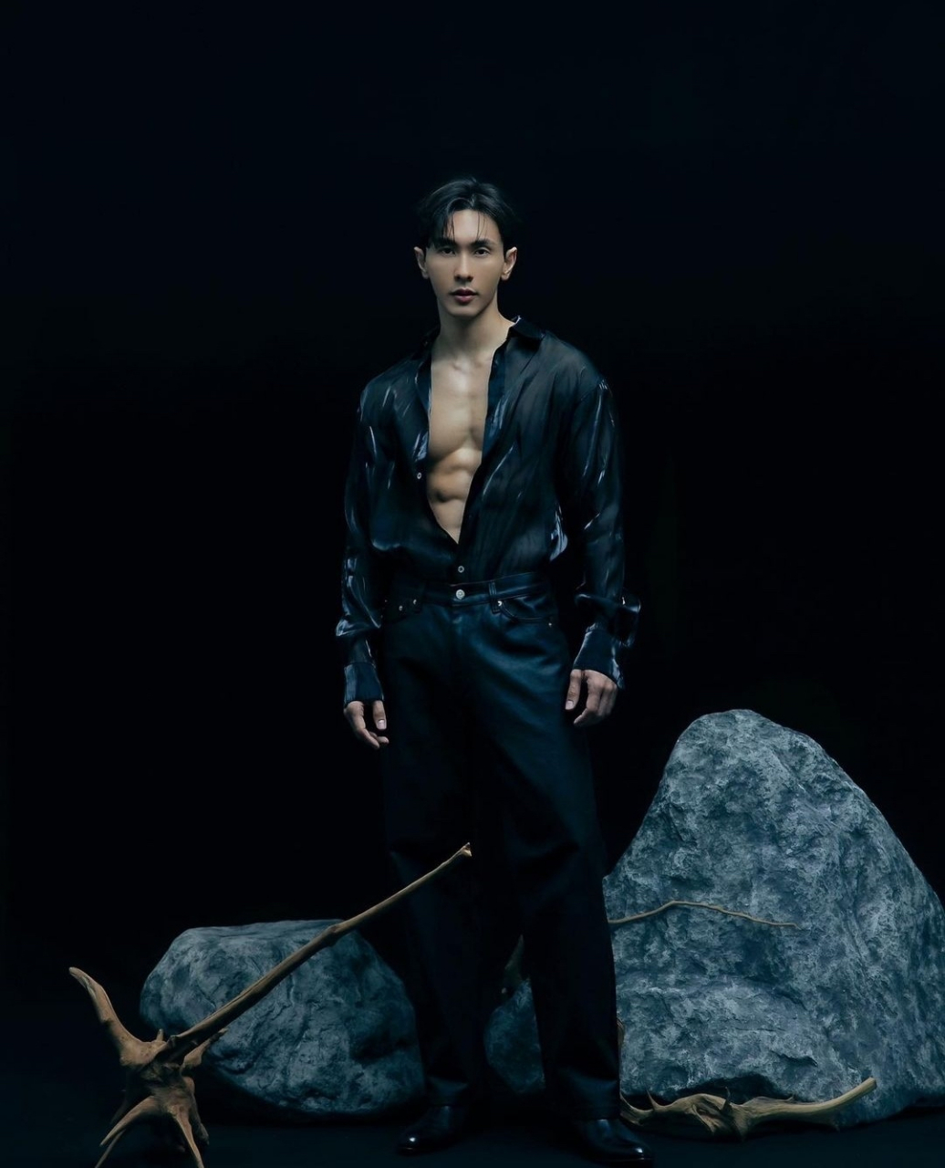 泰国男演员nat thewphaingam在拍摄大片时,站立时冷若冰霜高冷无比