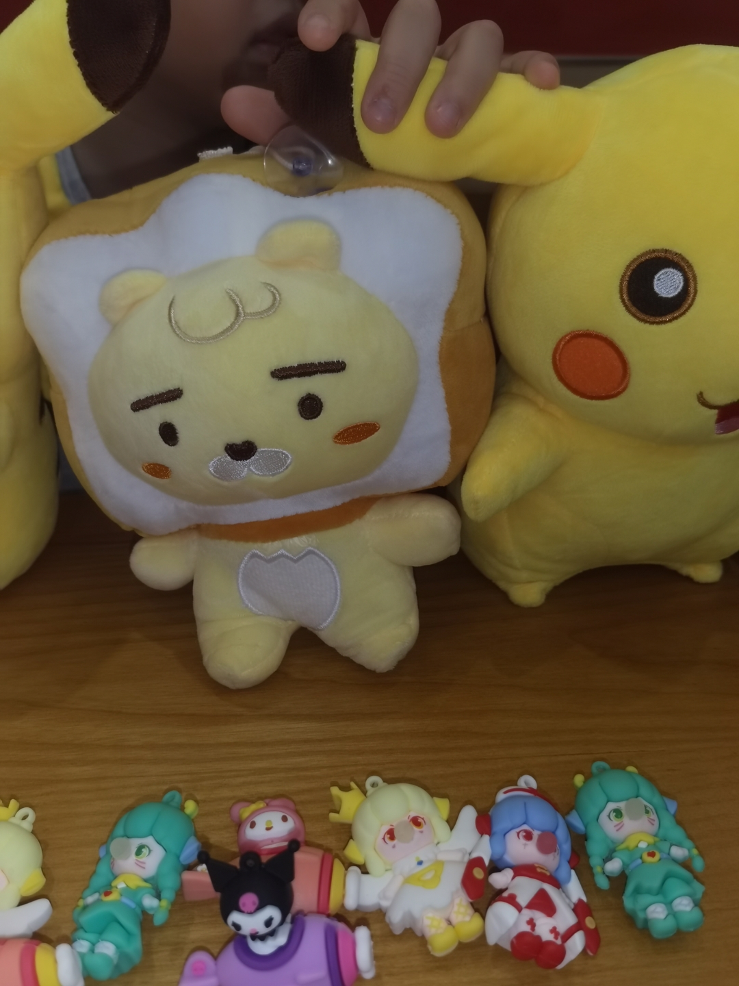 小朋友们坐在桌子旁,手里拿着玩具和糖果.