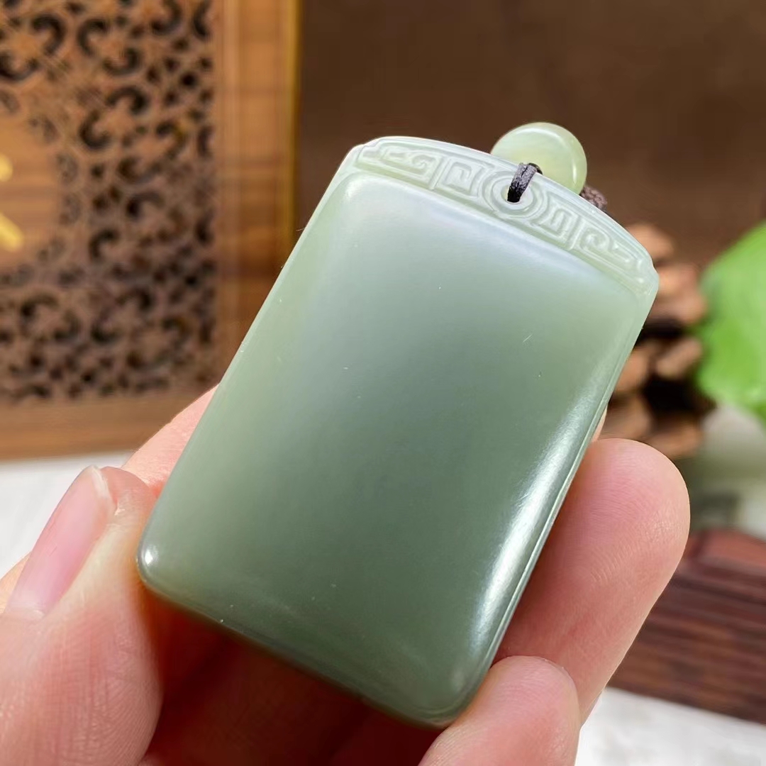沙枣青无事牌,玉质温润细腻,色泽浓郁独特,线条流畅自然,寓意平安吉祥