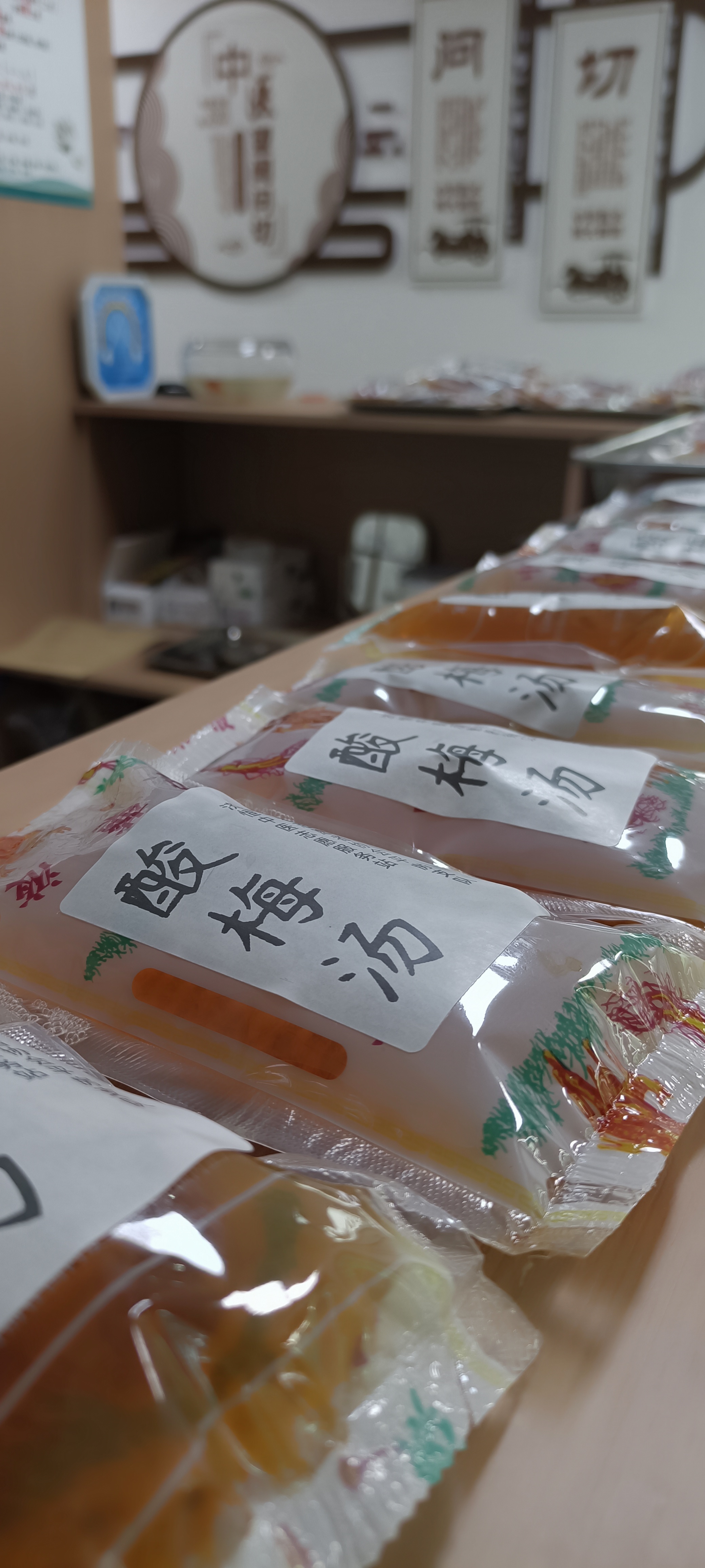 正值中考考试,高温天气让人感到呼吸困难,心烦气躁,头昏脑胀