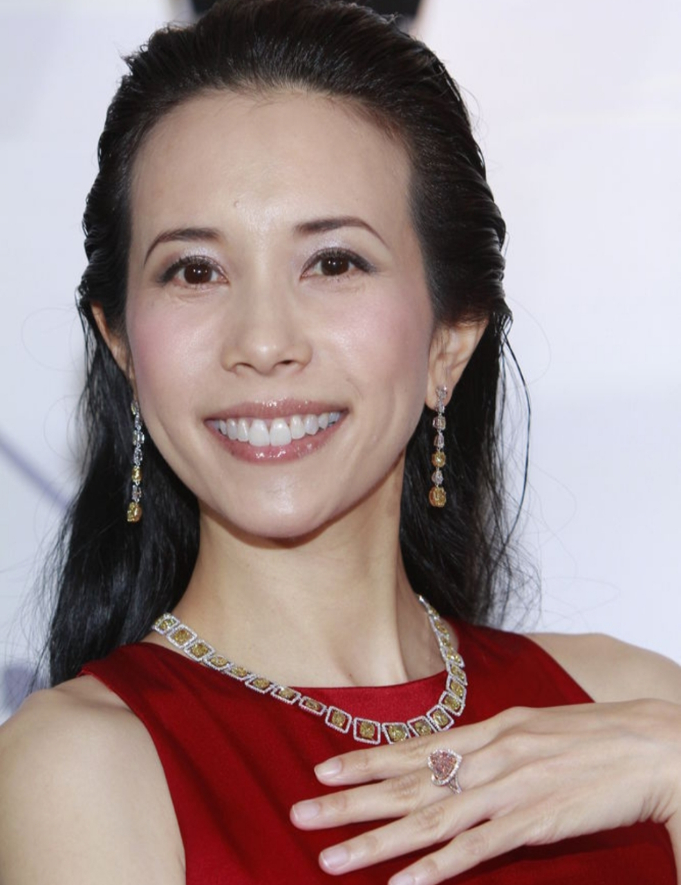莫文蔚身材不错,脸型不错,但牙囗~,如果她再晚出生十几年,应该会爱上