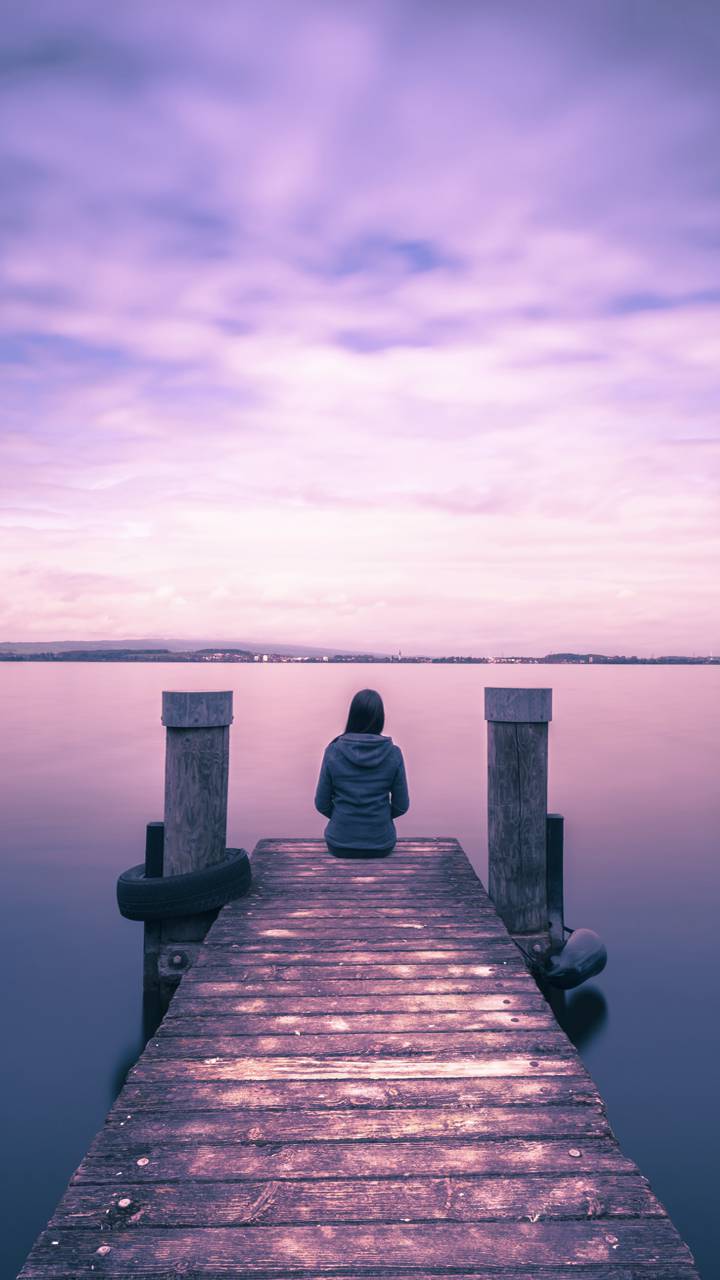 题目:暮色中的遐想  一个人坐在木质码头的尽头,沐浴在暮色的洗礼中.