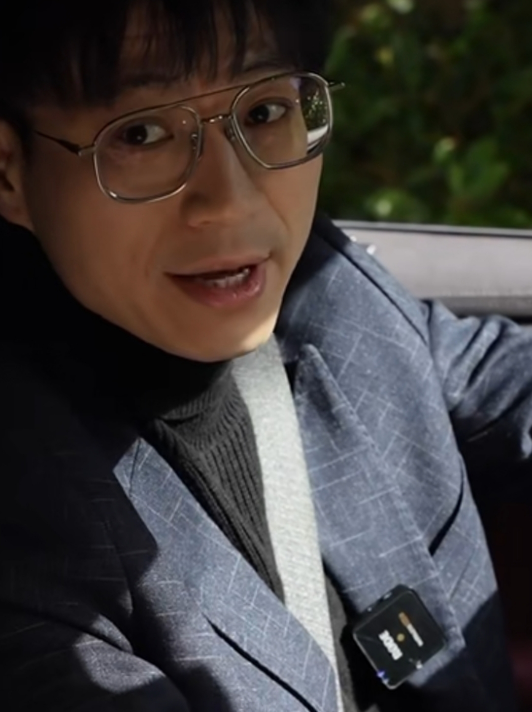 在熙熙攘攘的城市街头,一辆出租车正载着一位老板模