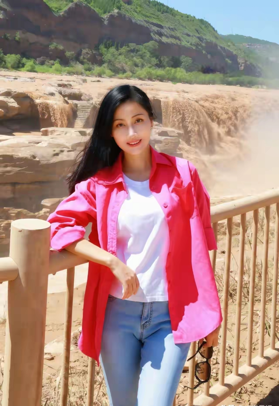 红衫白t牛仔裤,与这雄浑景致碰撞出奇妙火花