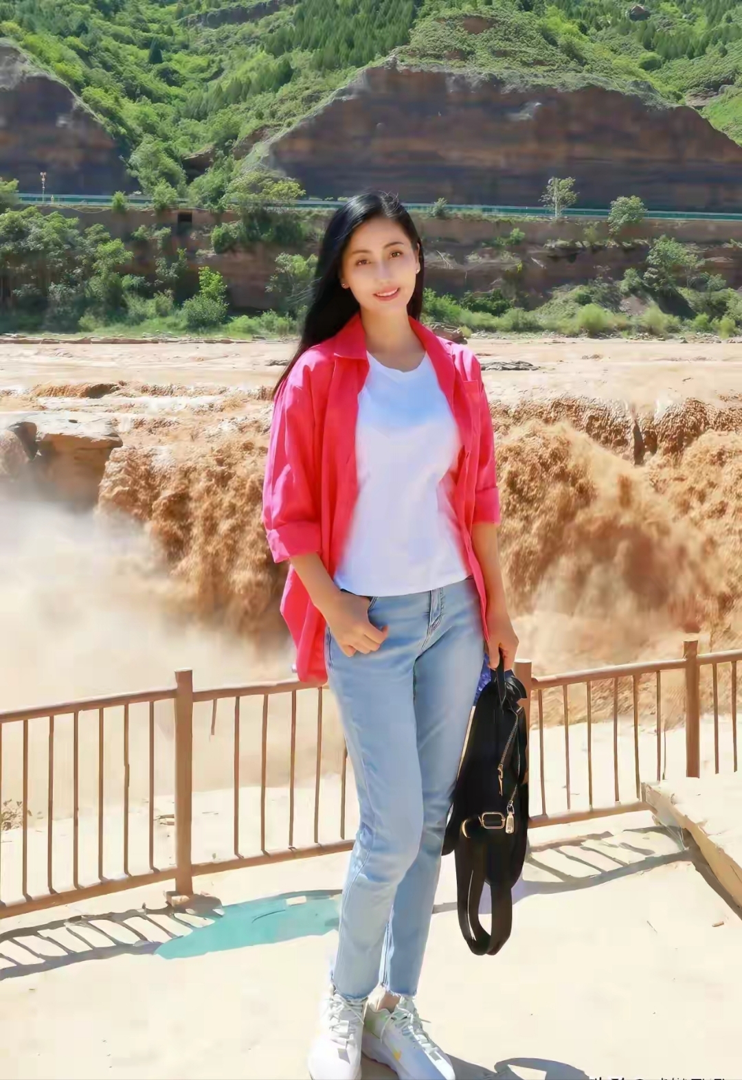 红衫白t牛仔裤,与这雄浑景致碰撞出奇妙火花