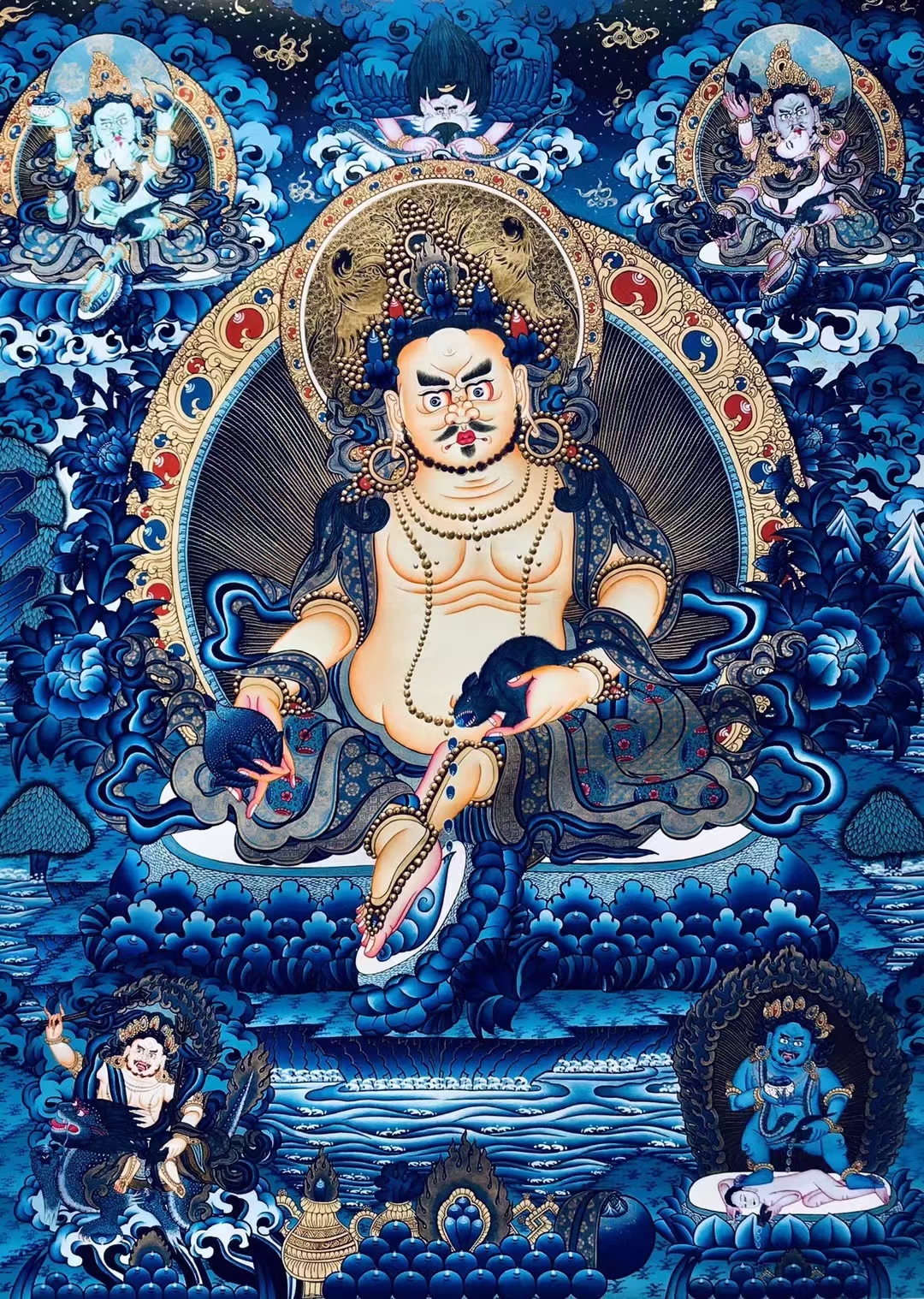 后悬挂供奉的宗教卷轴画,是藏族文化中一种独具特色的绘画艺术形式