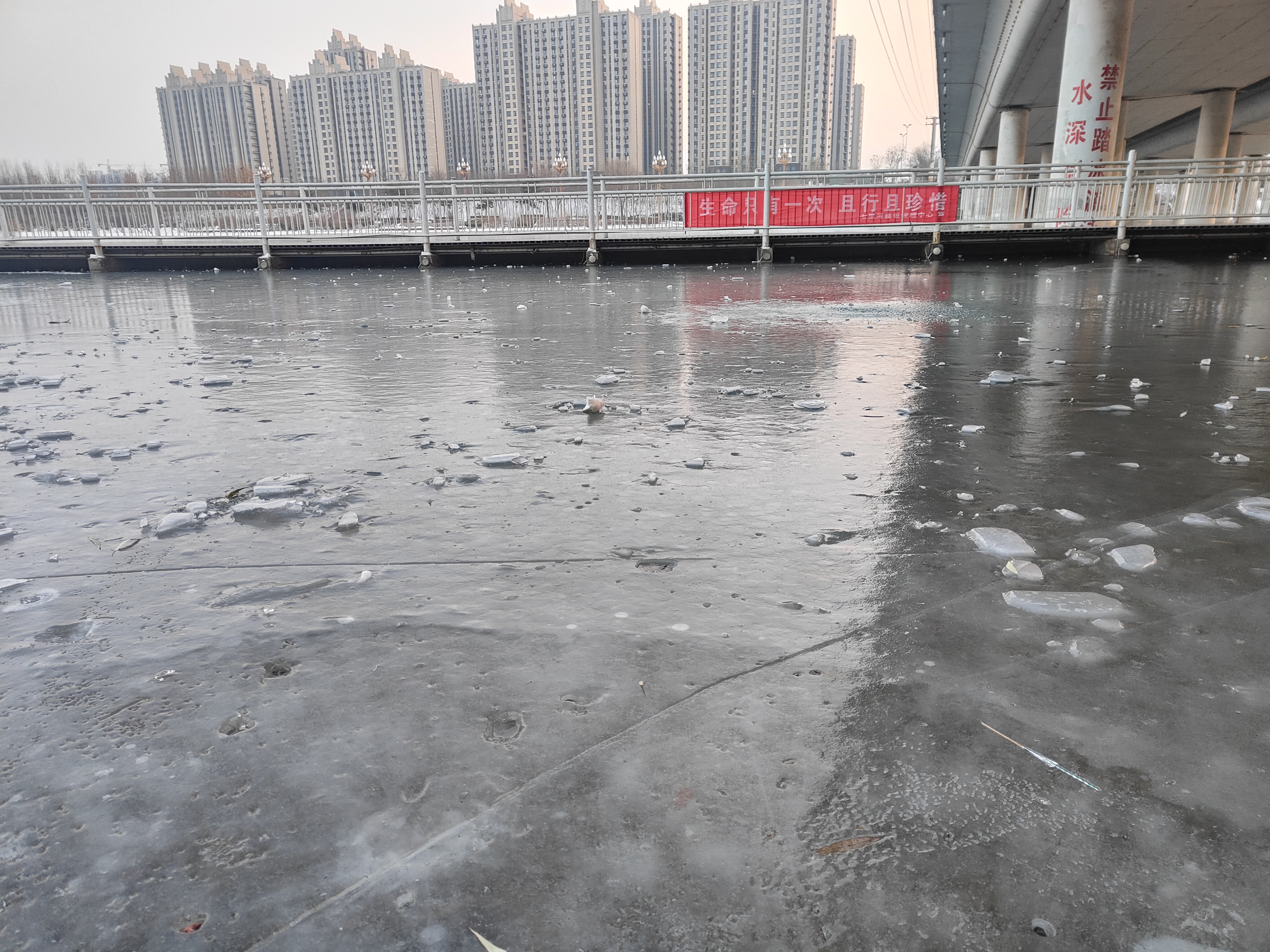 #2023发文冲刺赛#如今邢台七里河的河面上已经结冰了,从河面上可以看