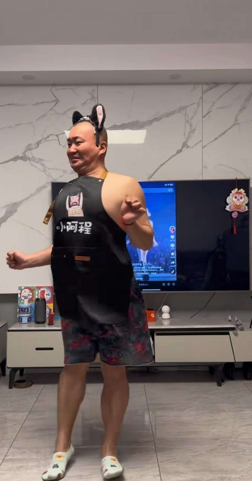 发小初中毕业去夜总会上几年班,每天下班回来都要扭