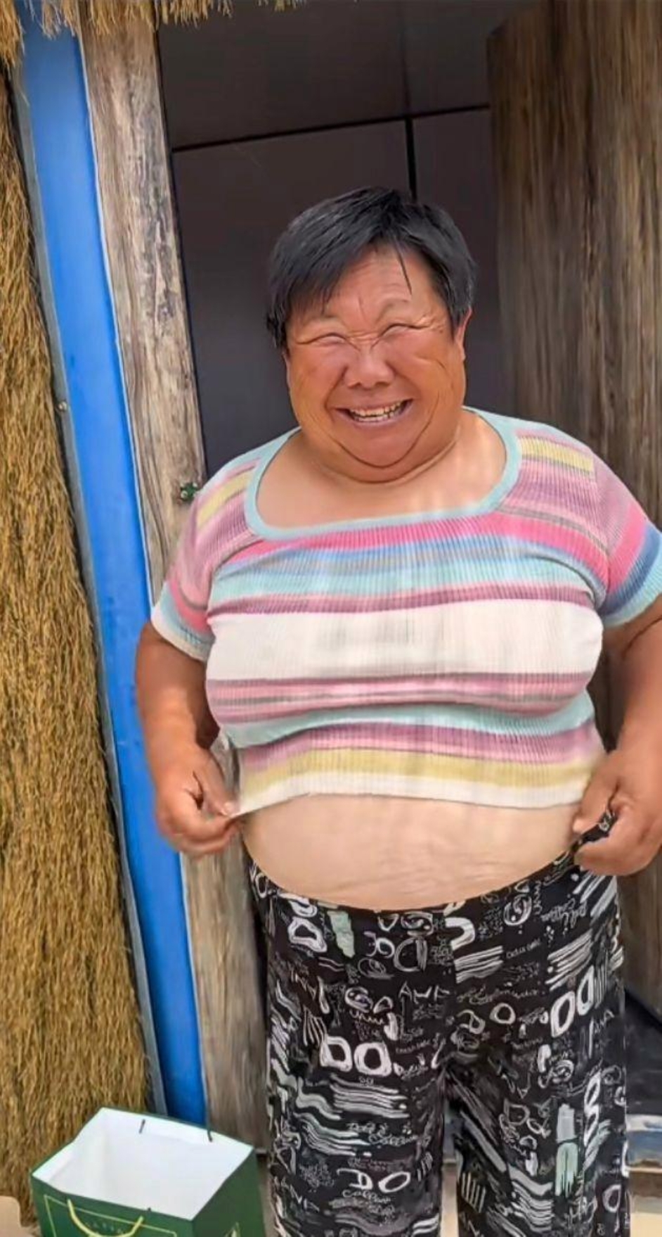 给老妈在网上买的衣服,上面说一百二十斤可以穿的