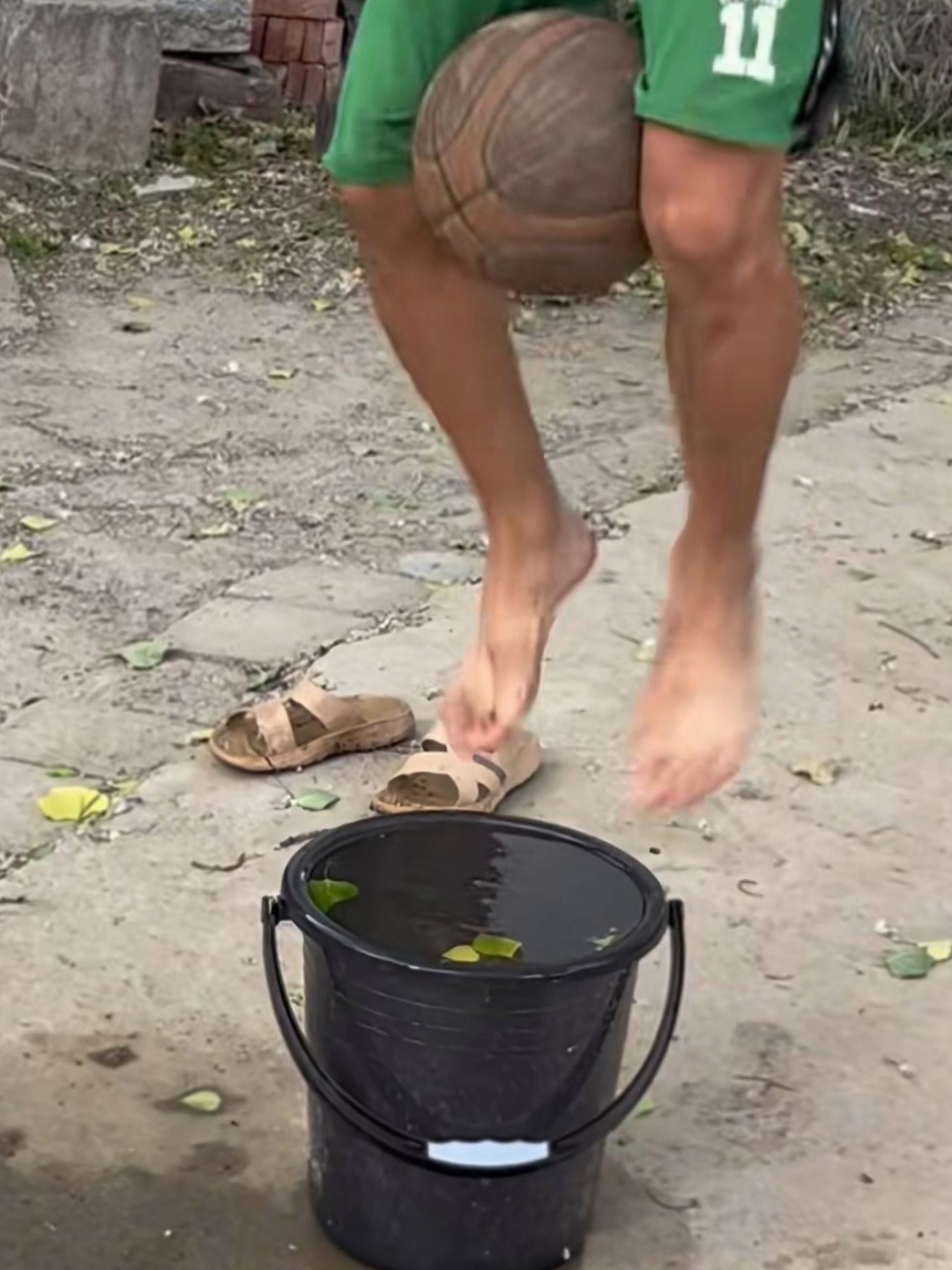 老表喜欢看武侠电影,特别喜欢里面的蜻蜓点水,现在每