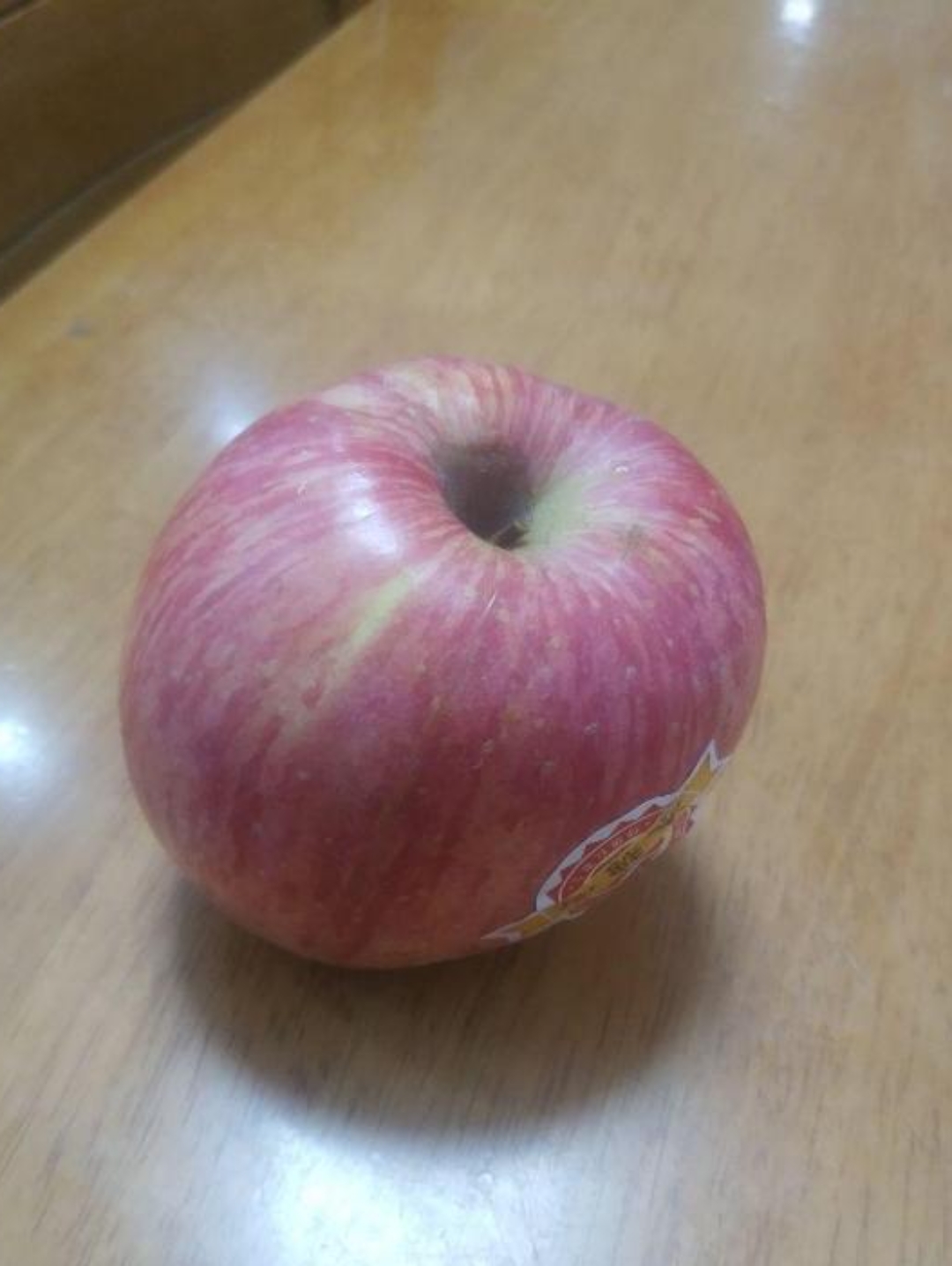 前几天在超市买了几斤苹果,外部看起来很新鲜,样子也很好看,今天切开
