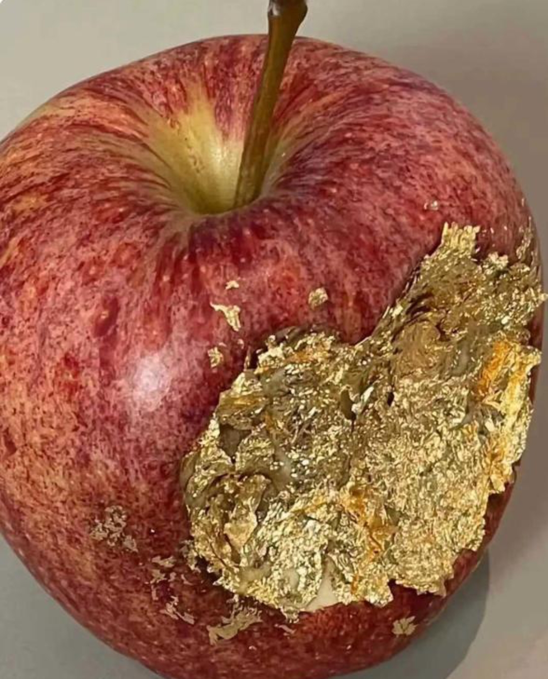 今天去超市买了个苹果.一口咬下去是怎么长这个样子呢.