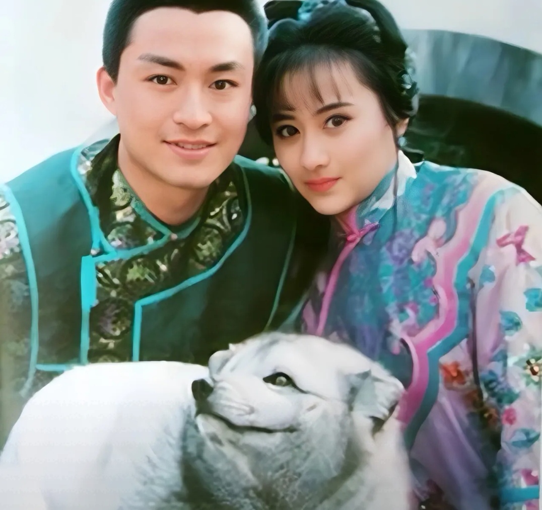 有人讲马景涛年轻的时候皮肤并不黑,随着年龄增长,皮肤就会变得又黑又