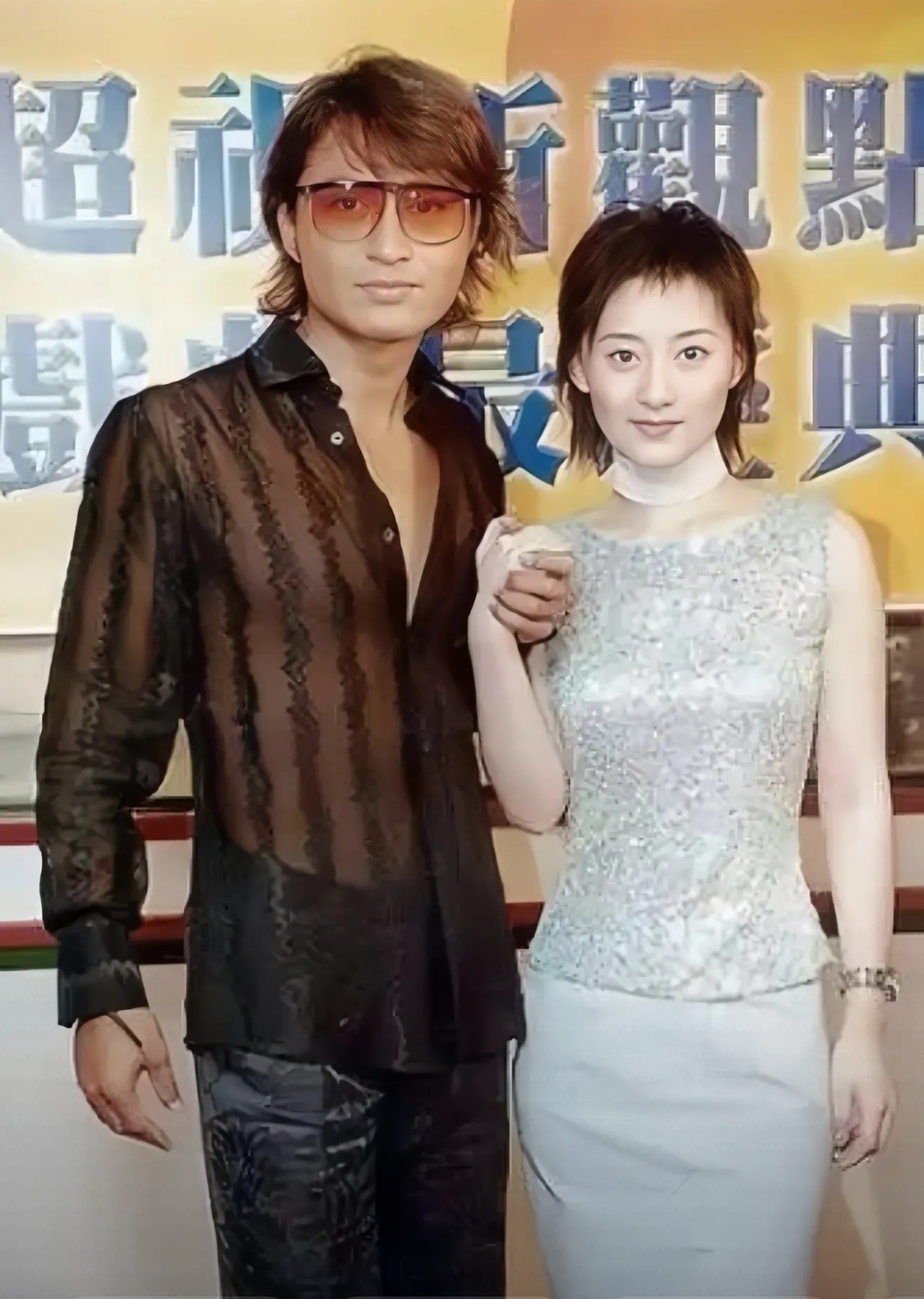 有人讲马景涛年轻的时候皮肤并不黑,随着年龄增长,皮肤就会变得又黑又