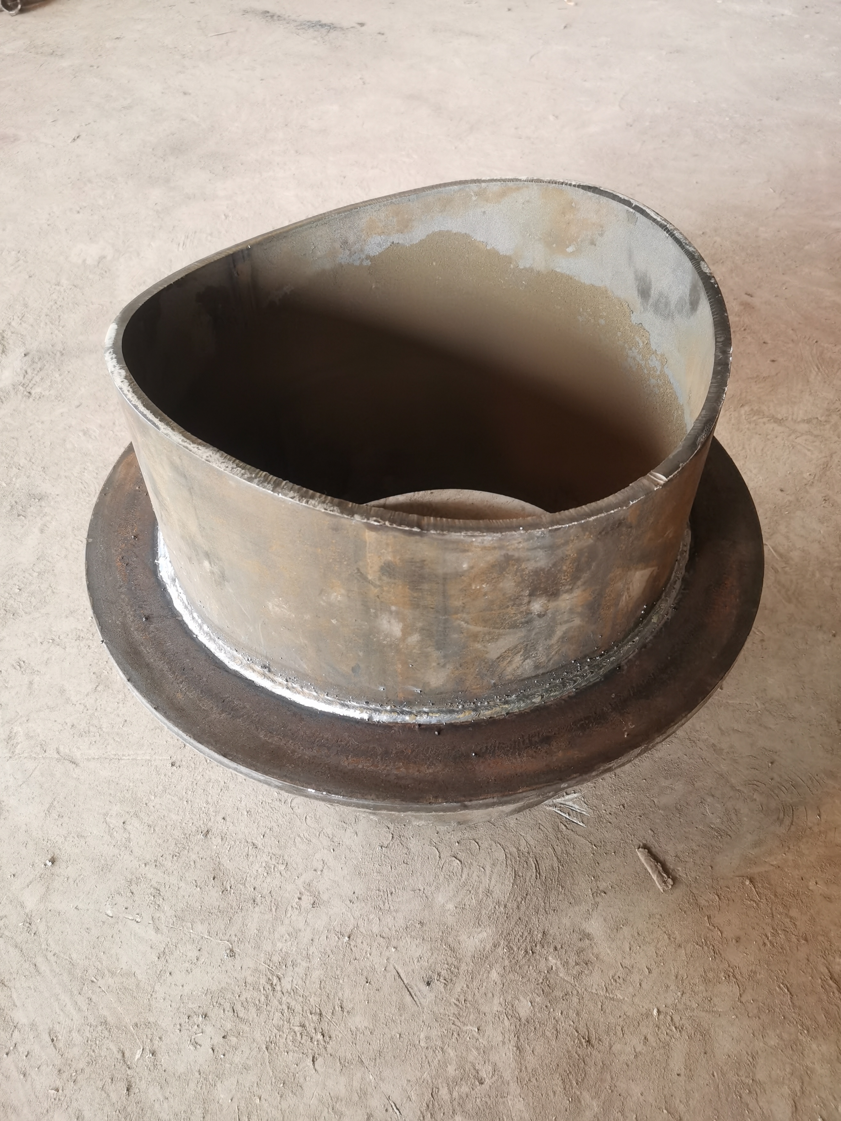 两号 刚性防水套管的外径通常比管道大两号.