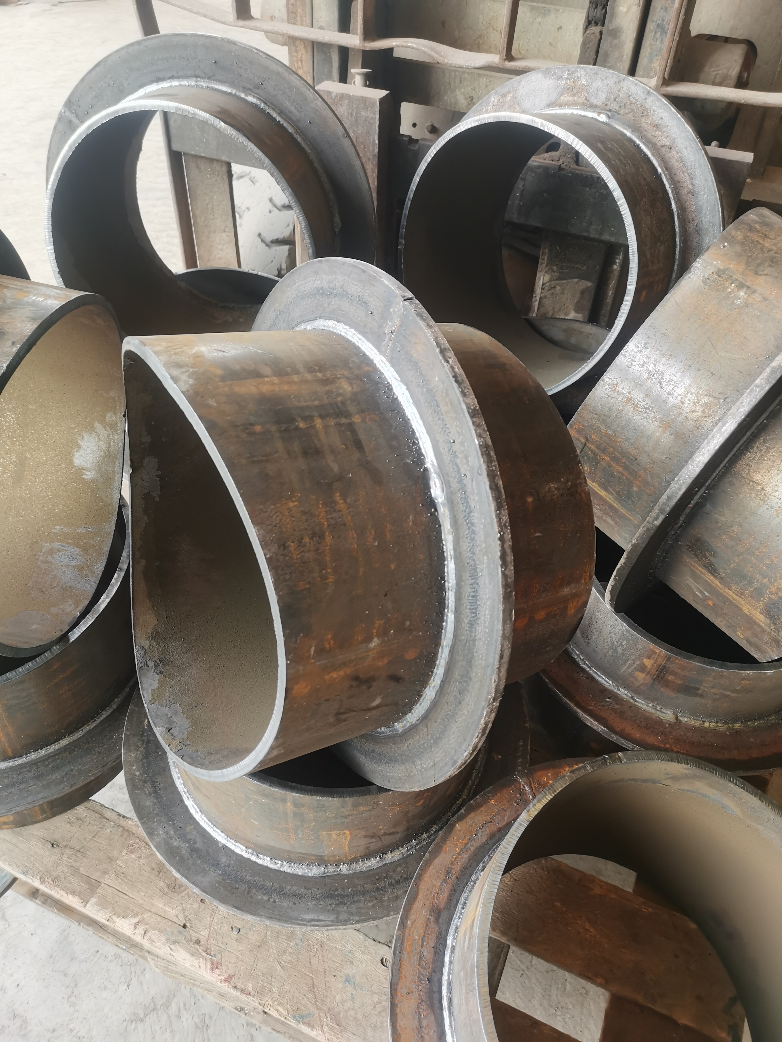 两号 刚性防水套管的外径通常比管道大两号.