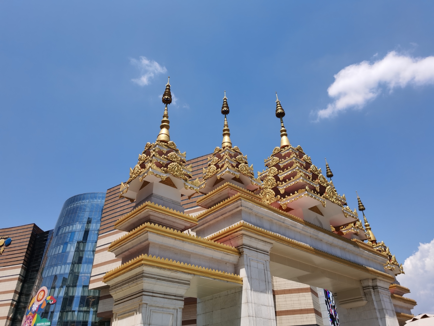 好久没来南亚风情园了,依然很漂亮 这个商业中心曾热闹非凡 建筑充满