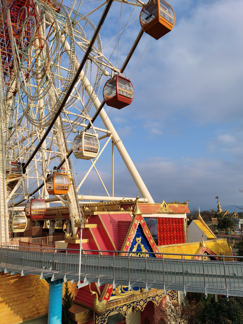 七彩云南欢乐世界,在游乐园中算是很有地方特色,而且设施也是很齐全的