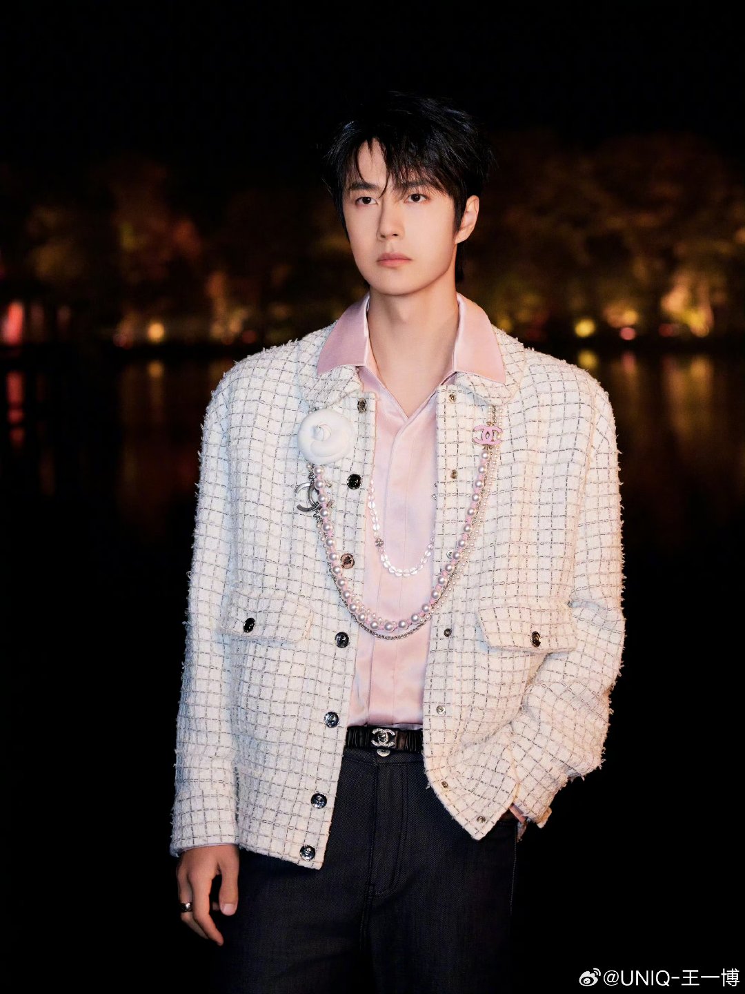 夜幕低垂,王一博静立湖边,皎洁月光映照出他深邃的轮廓,湖面波光粼粼