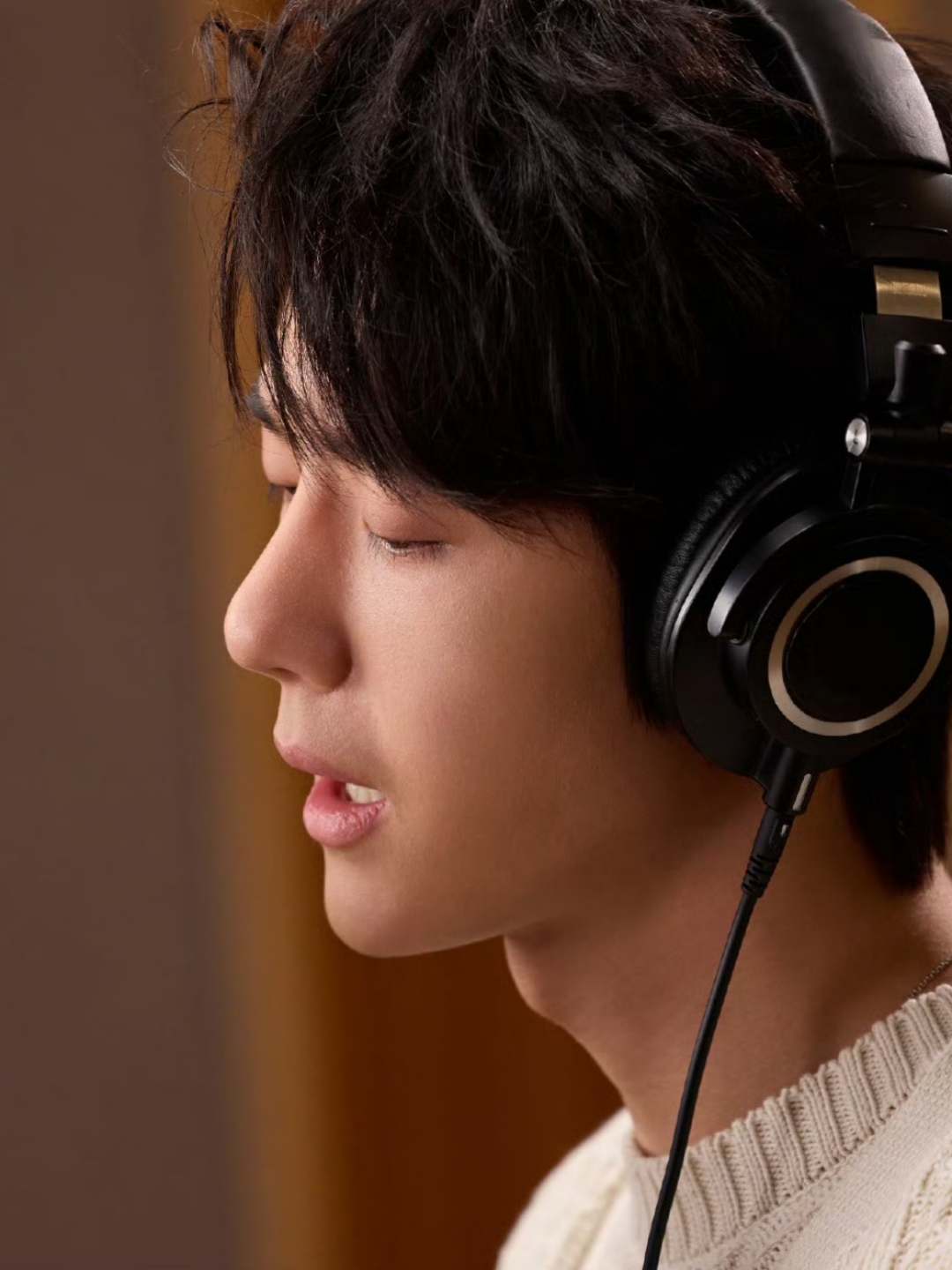 王一博沉浸音乐世界,耳机里传来的是他的专属节奏