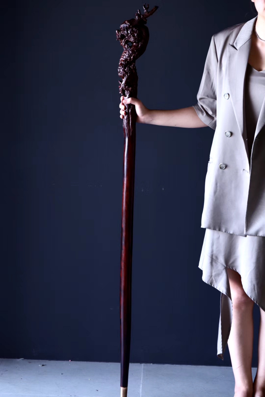 小叶紫檀-【龙杖】  龙头拐杖,即龙头杖,"皇封兵器"之一,古代唯有功勋