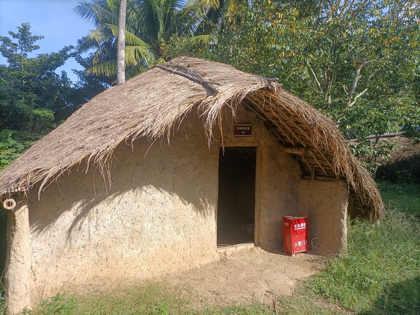 海南省东方市江边乡黎族的船型屋,值得看看.