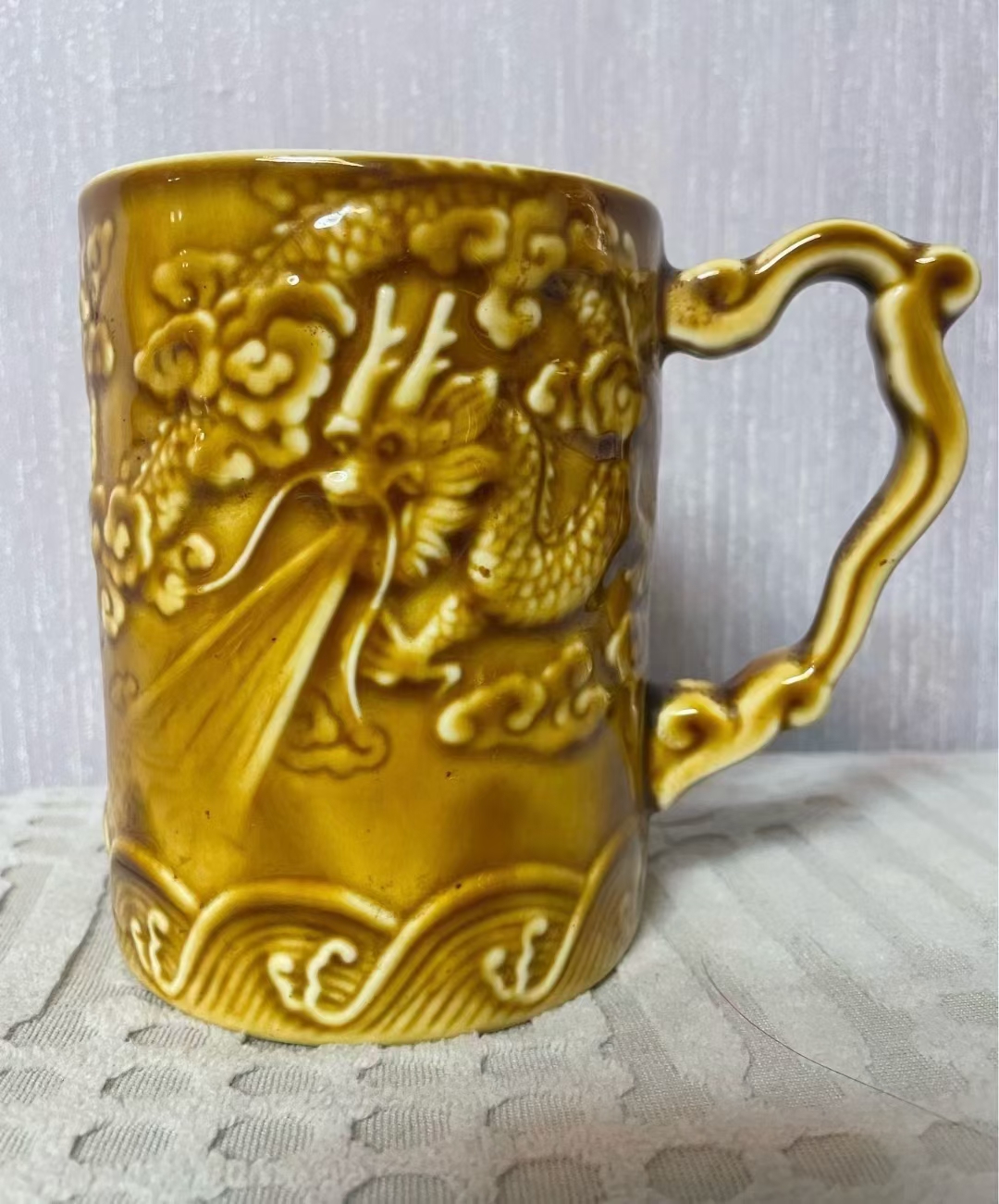 龙纹如意杯,雕刻精美绝伦,寓意吉祥如意,深受收藏家喜爱.