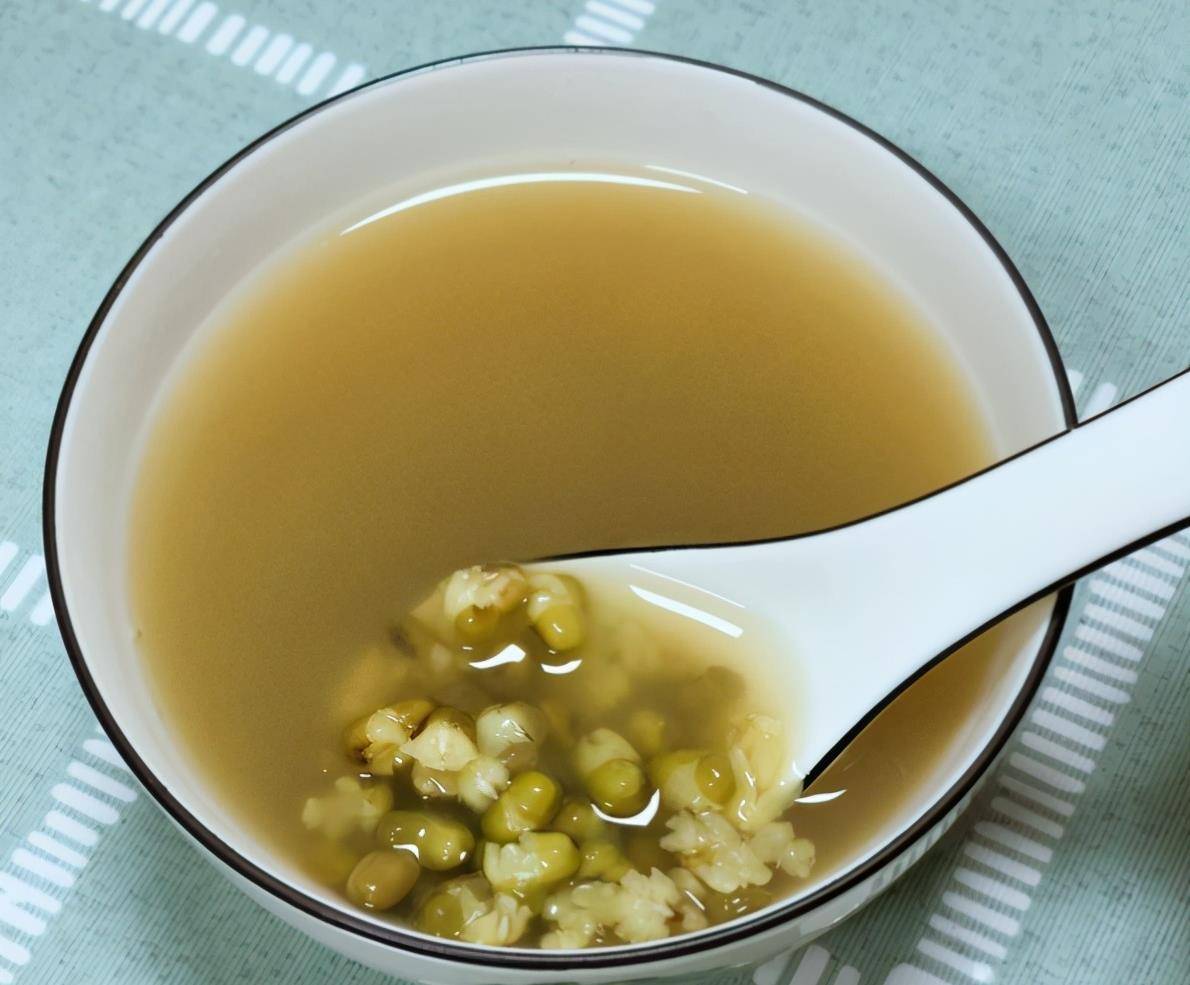 炎炎夏日,气温攀升,人们往往感到身体燥热难耐,绿豆汤便成为了救星.