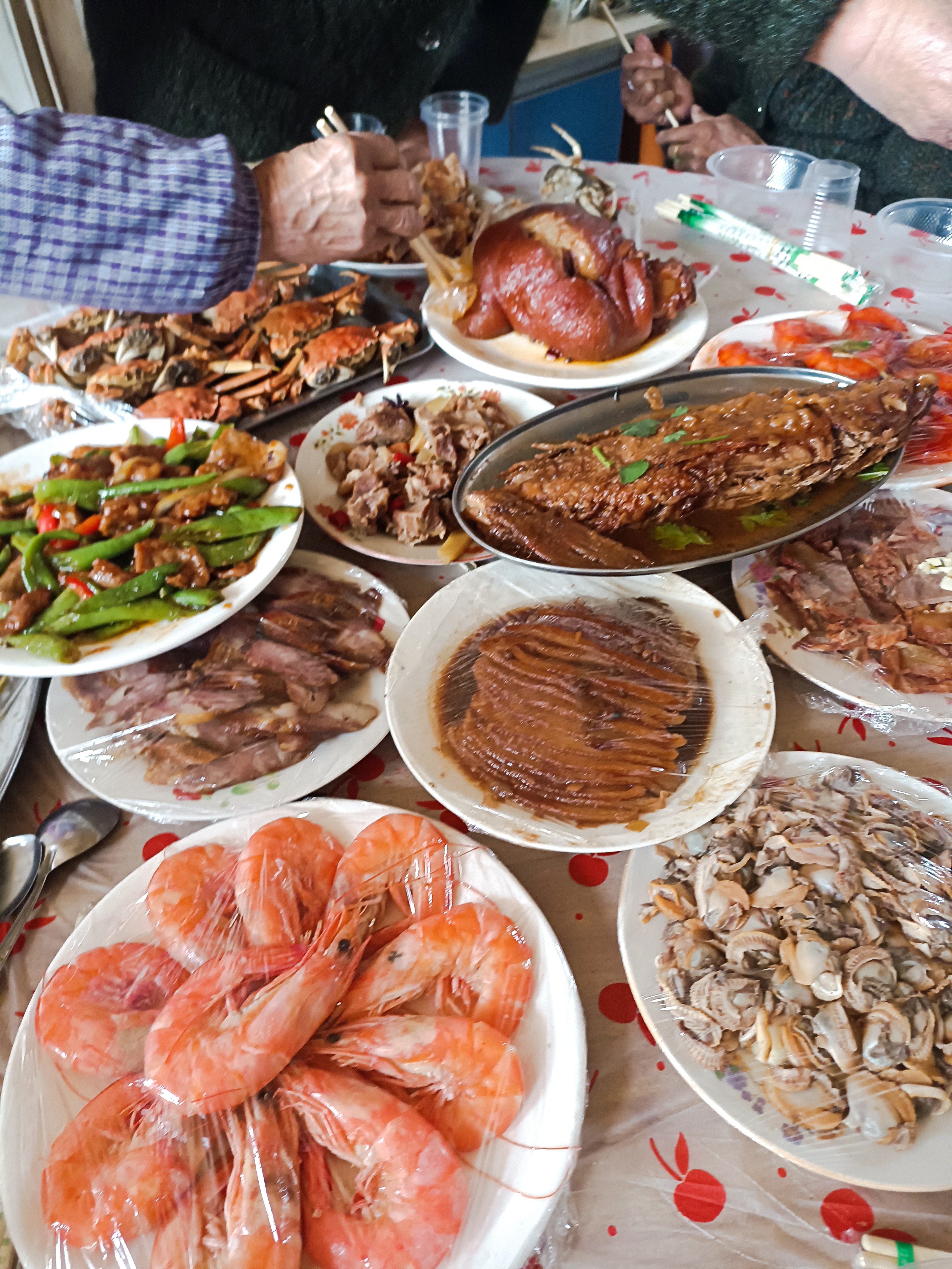 今天吃的,结婚酒席.  有肘子肉,片肉,手撕鸡肉,清炖牛肉,红烧排骨.