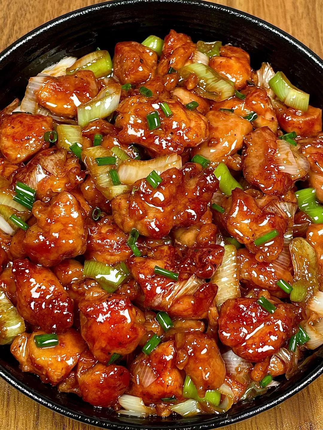 鸡腿肉鲜嫩多汁,葱香四溢!配米饭嘎嘎香哇!