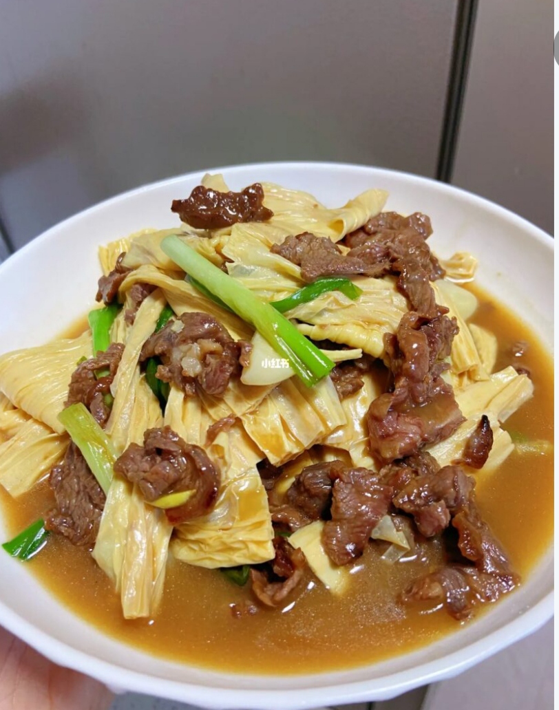 腐竹焖牛肉口感鲜美,营养丰富.