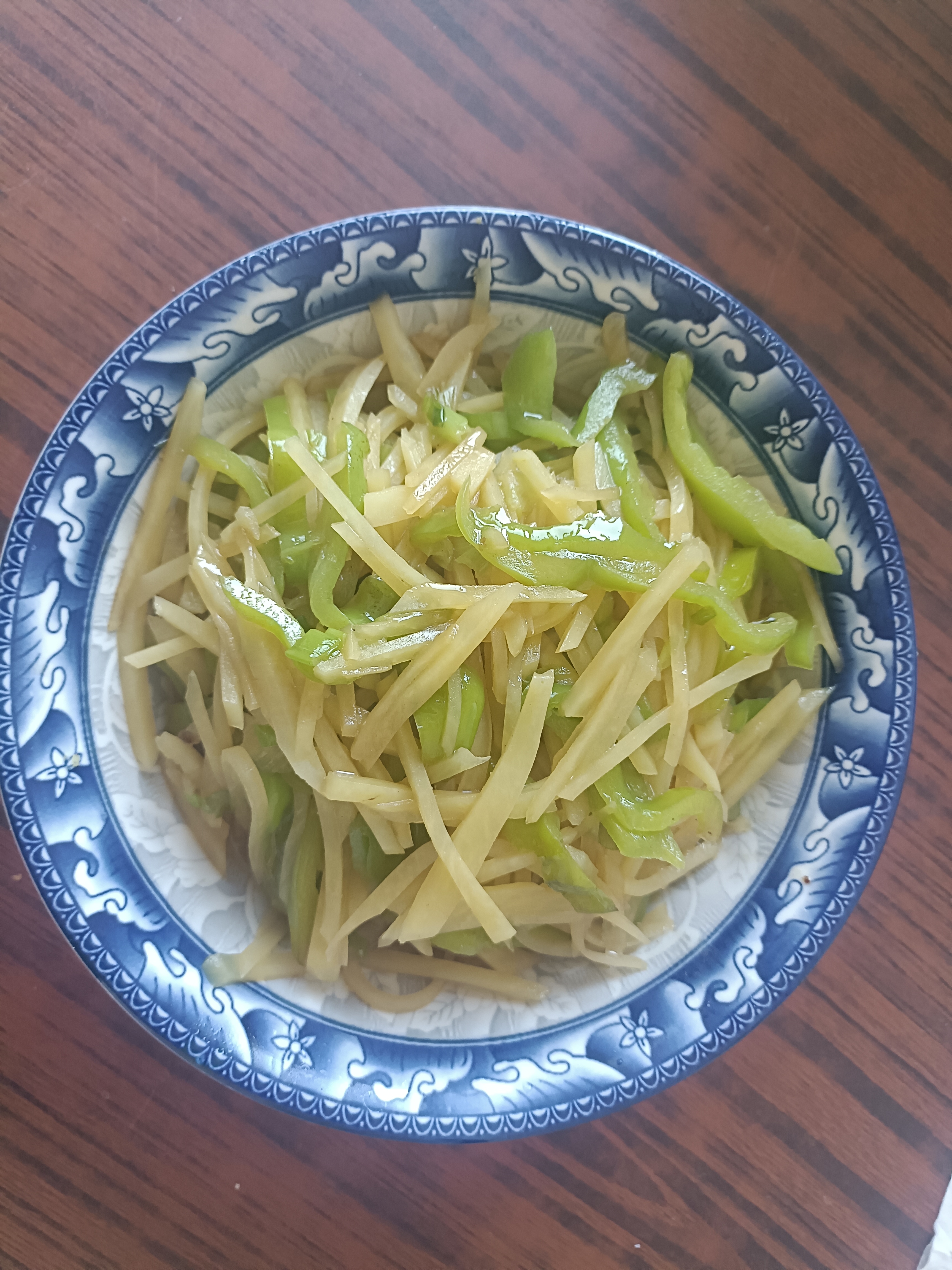 家里有土豆和尖椒,中午又简单的做了素炒尖椒土豆丝.